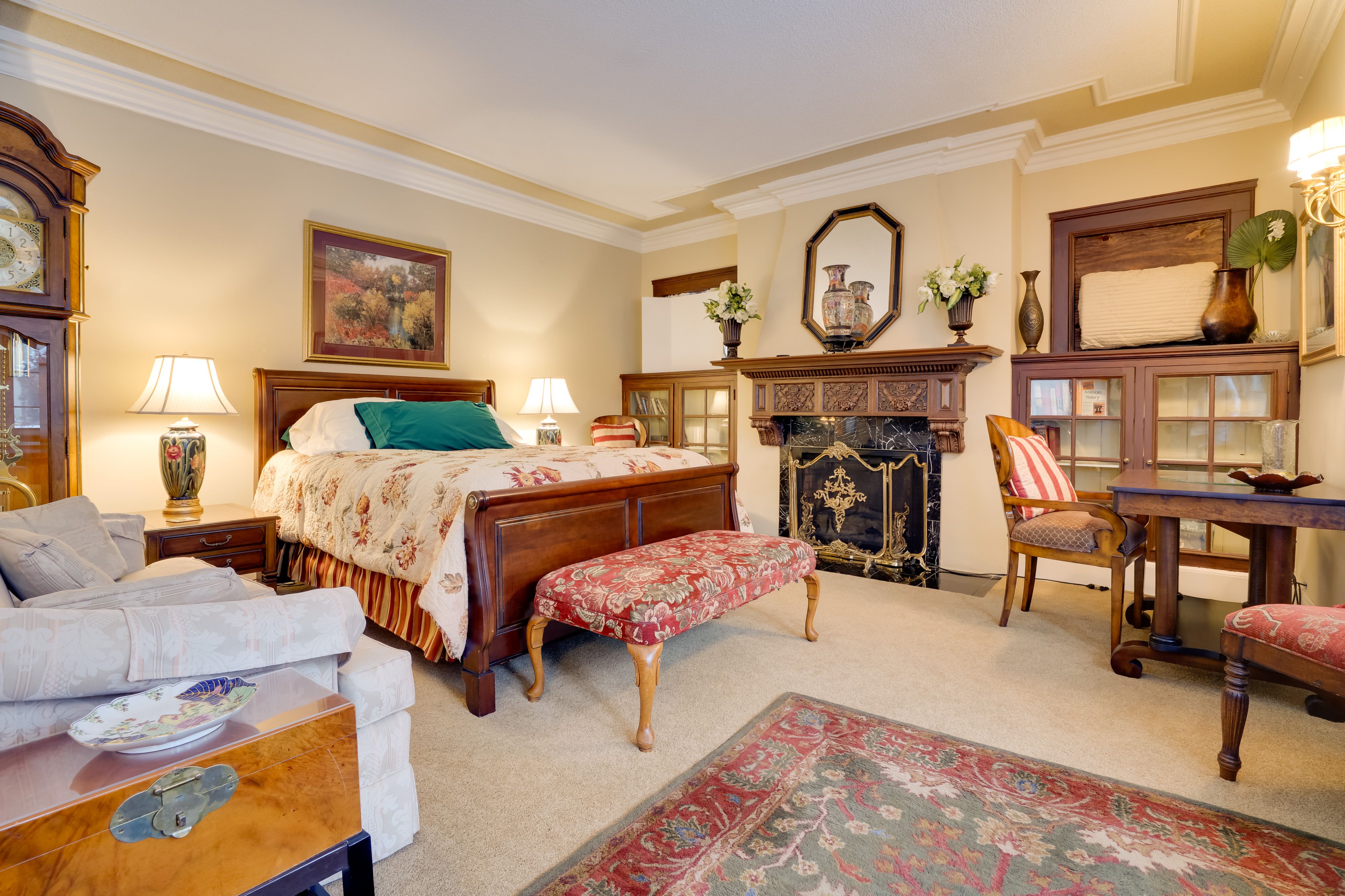 Bedroom | Queen Bed | Grand Piano