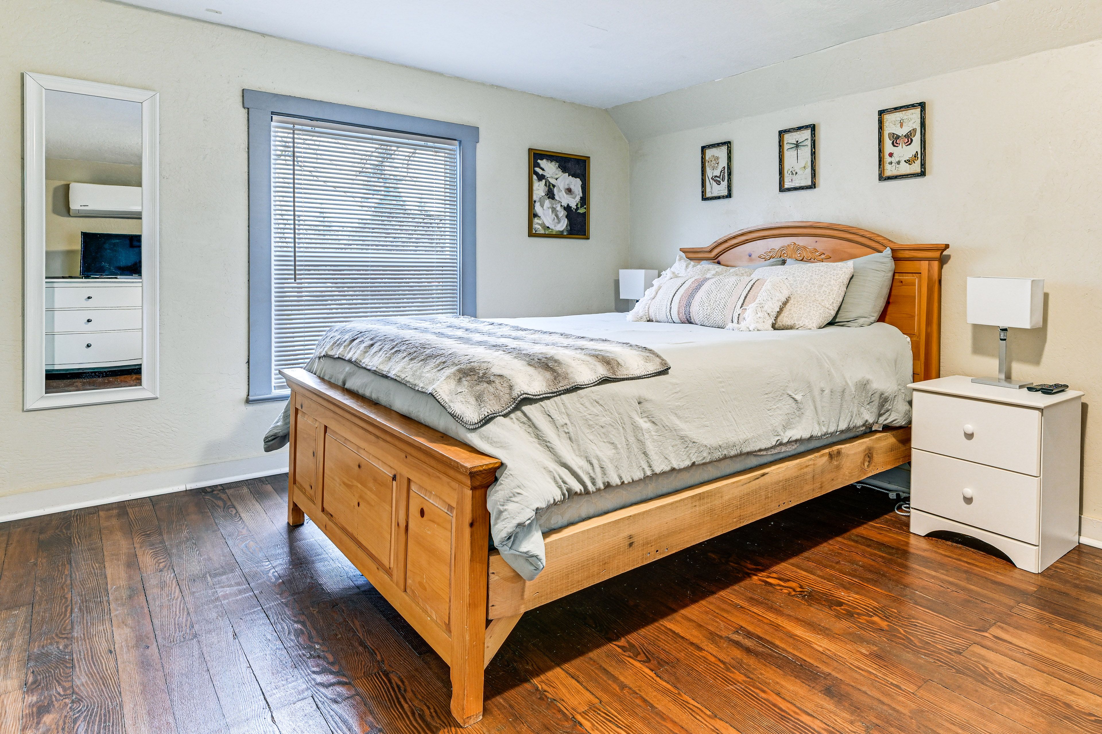 Bedroom 1 | Queen Bed