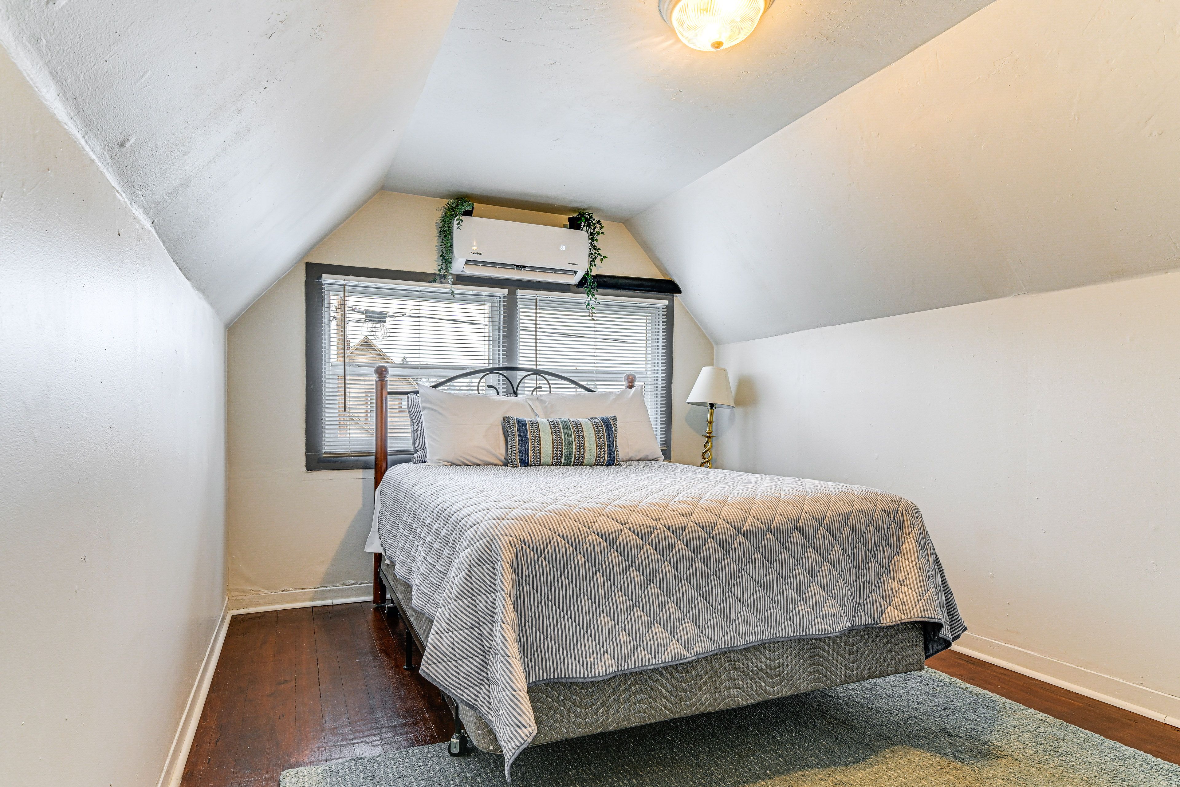 Bedroom 2 | Queen Bed