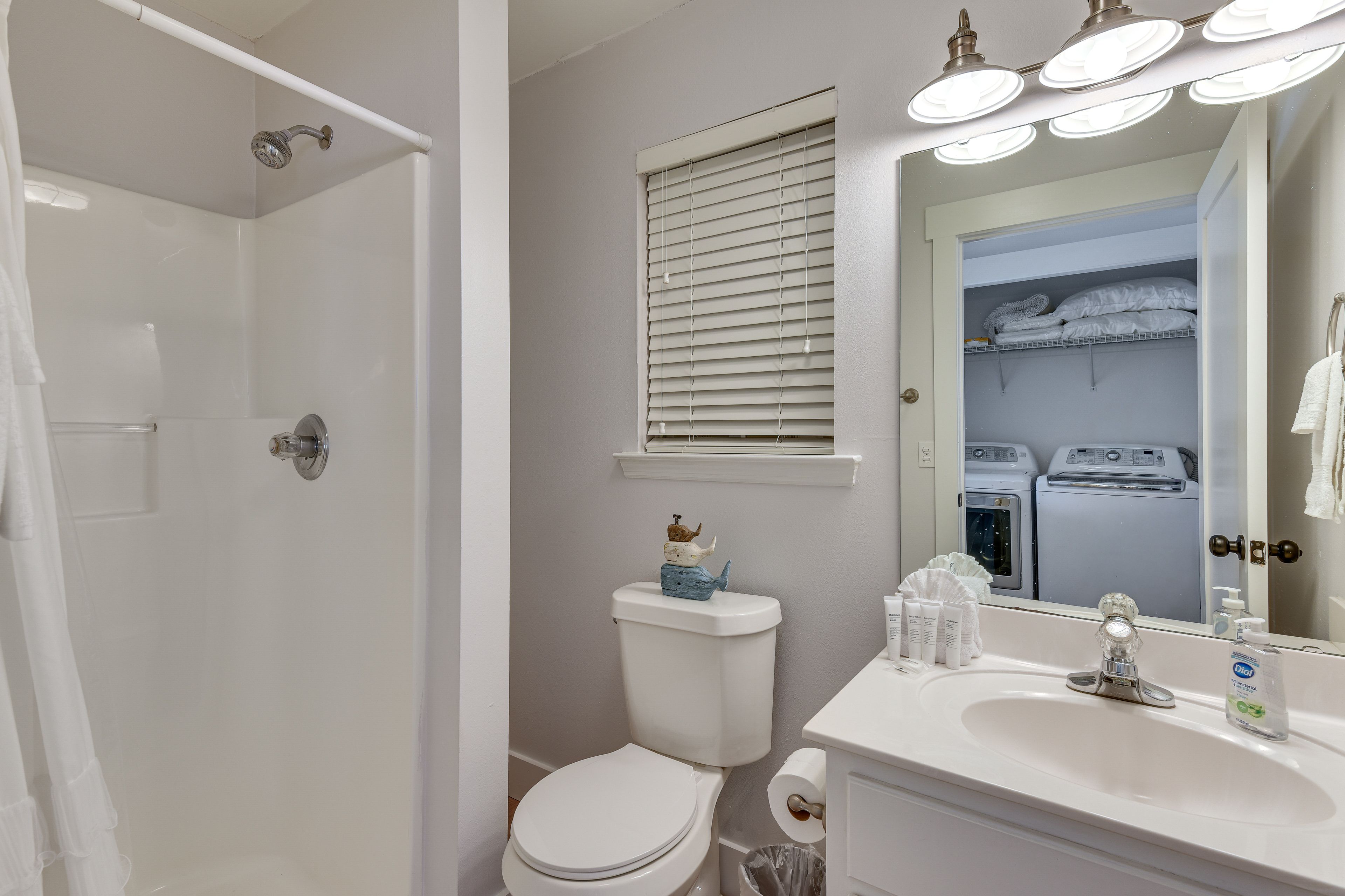 Full Bath | 1st Floor