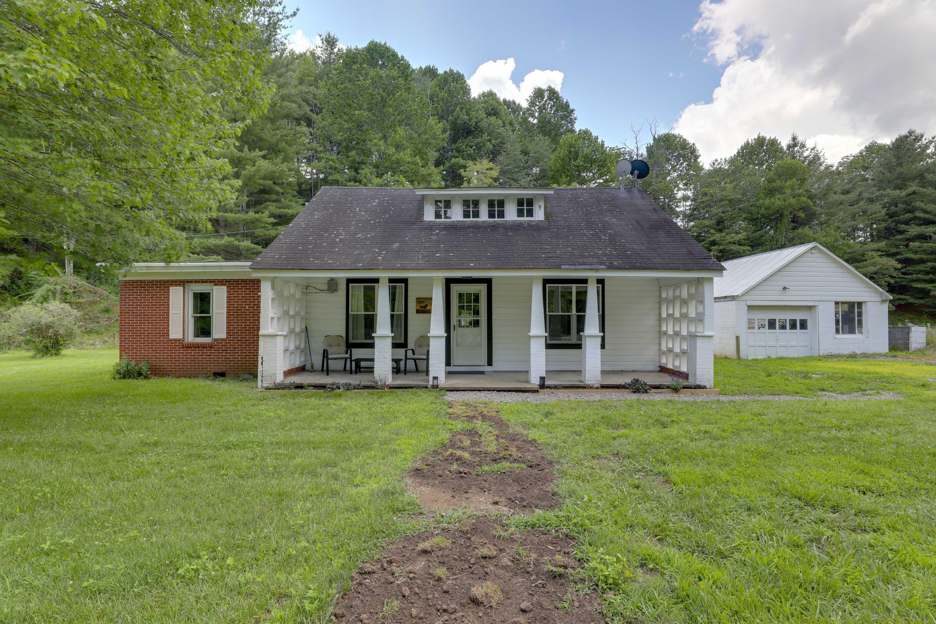 West Jefferson Vacation Rental | 2BR | 2BA | 850 Sq Ft