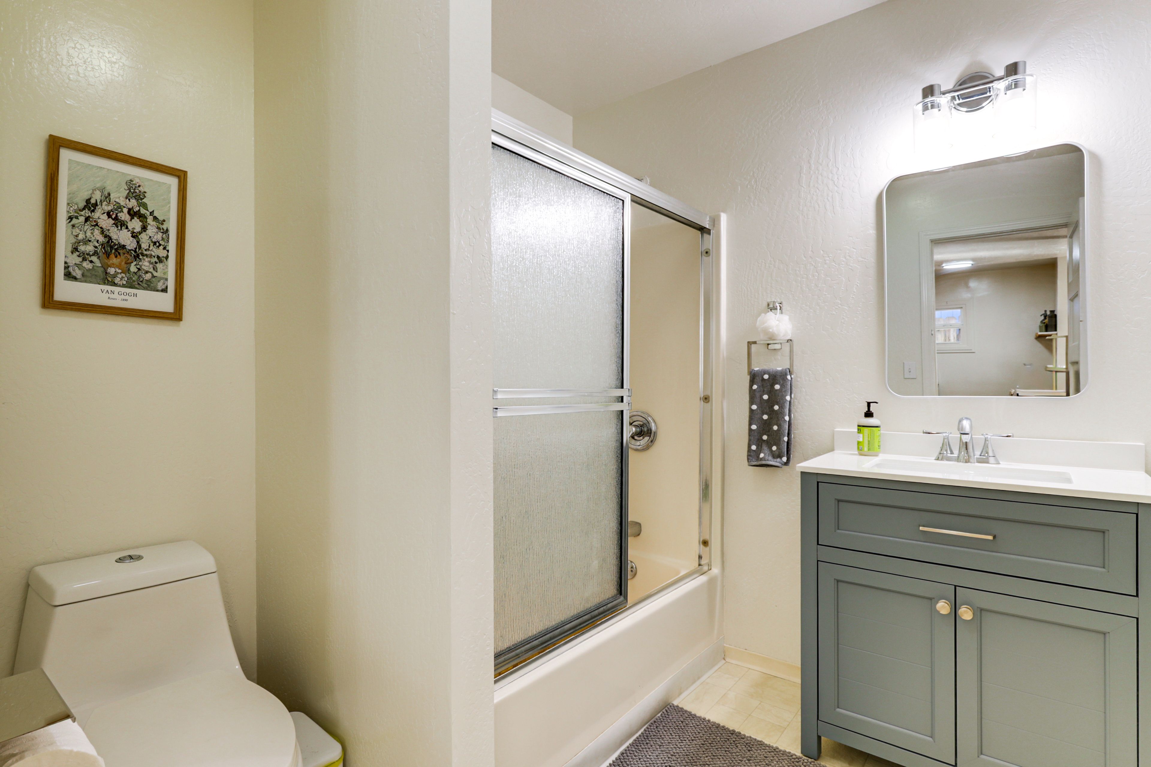 Full Bathroom | Towels Provided