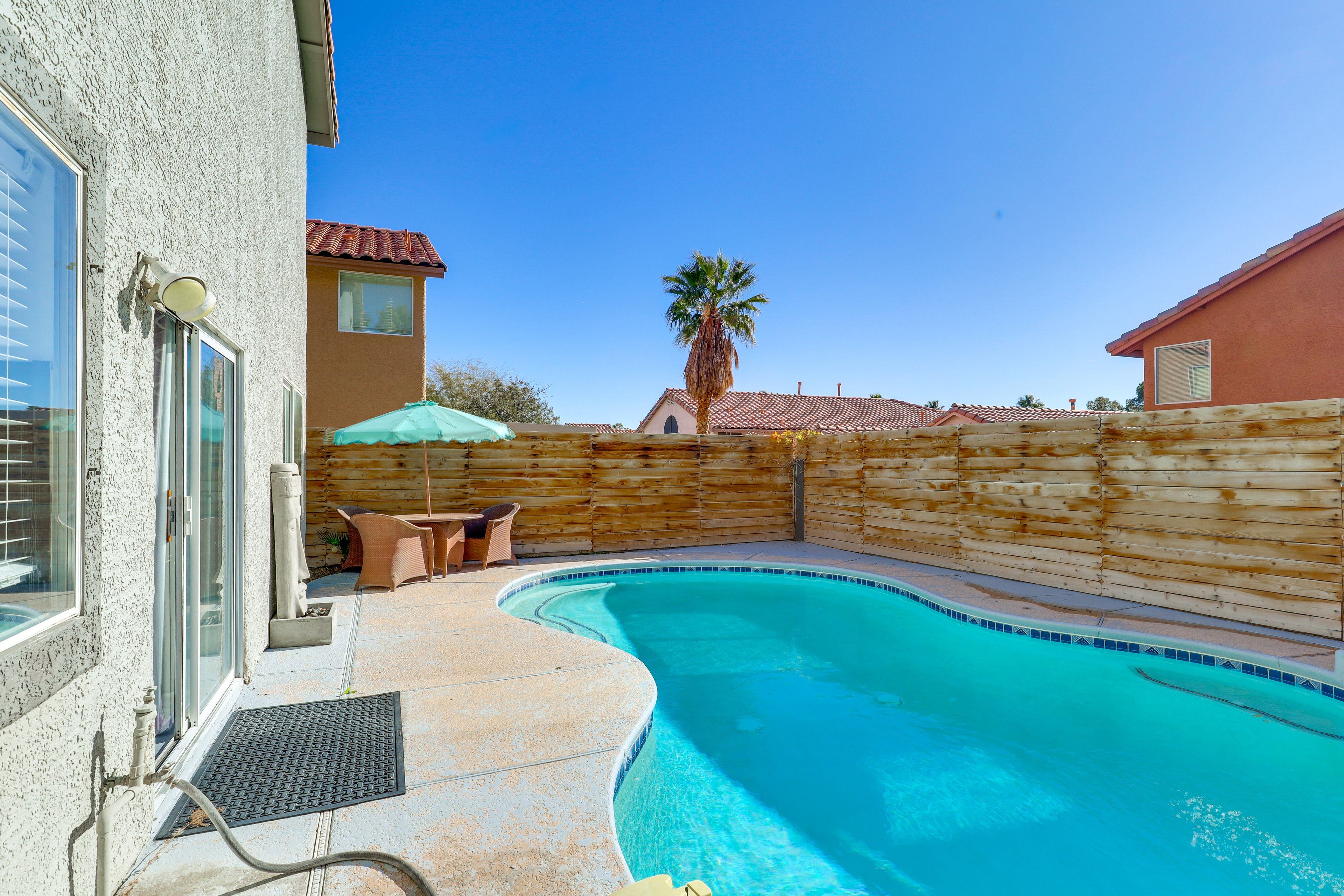 Back Exterior | Outdoor Dining