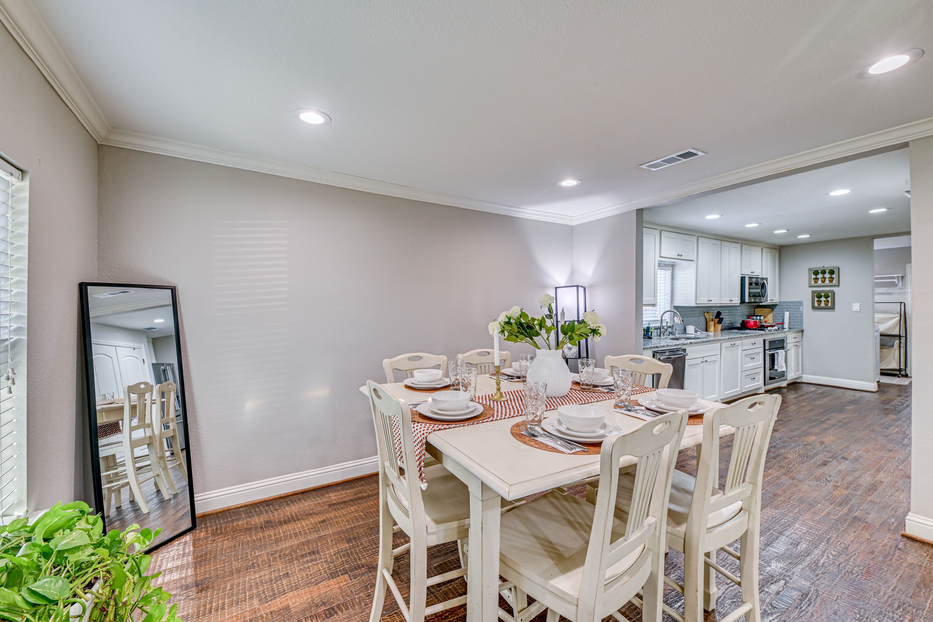 Dining Area | Dining Table