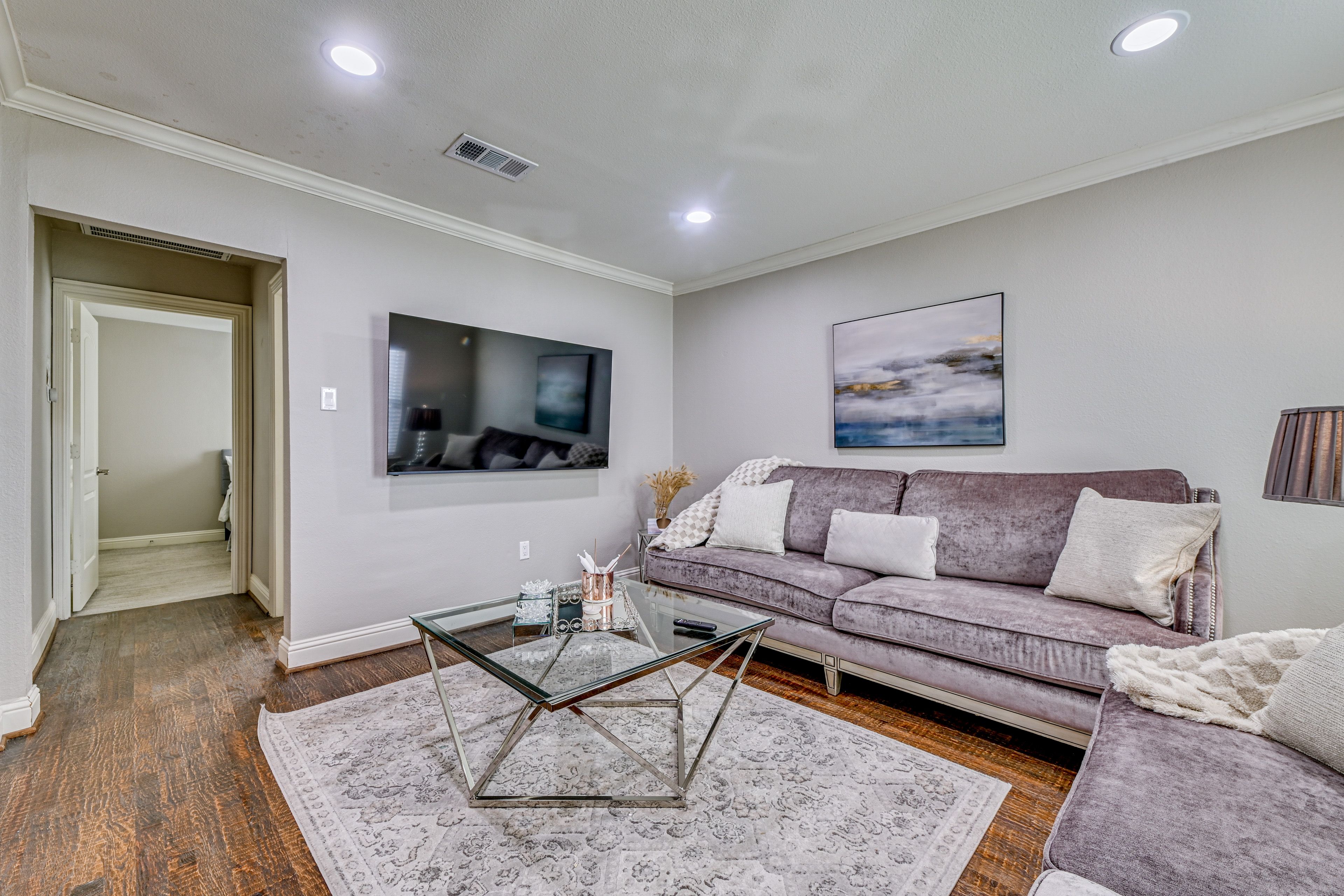 Living Room | Free WiFi | Central Heating & Air Conditioning