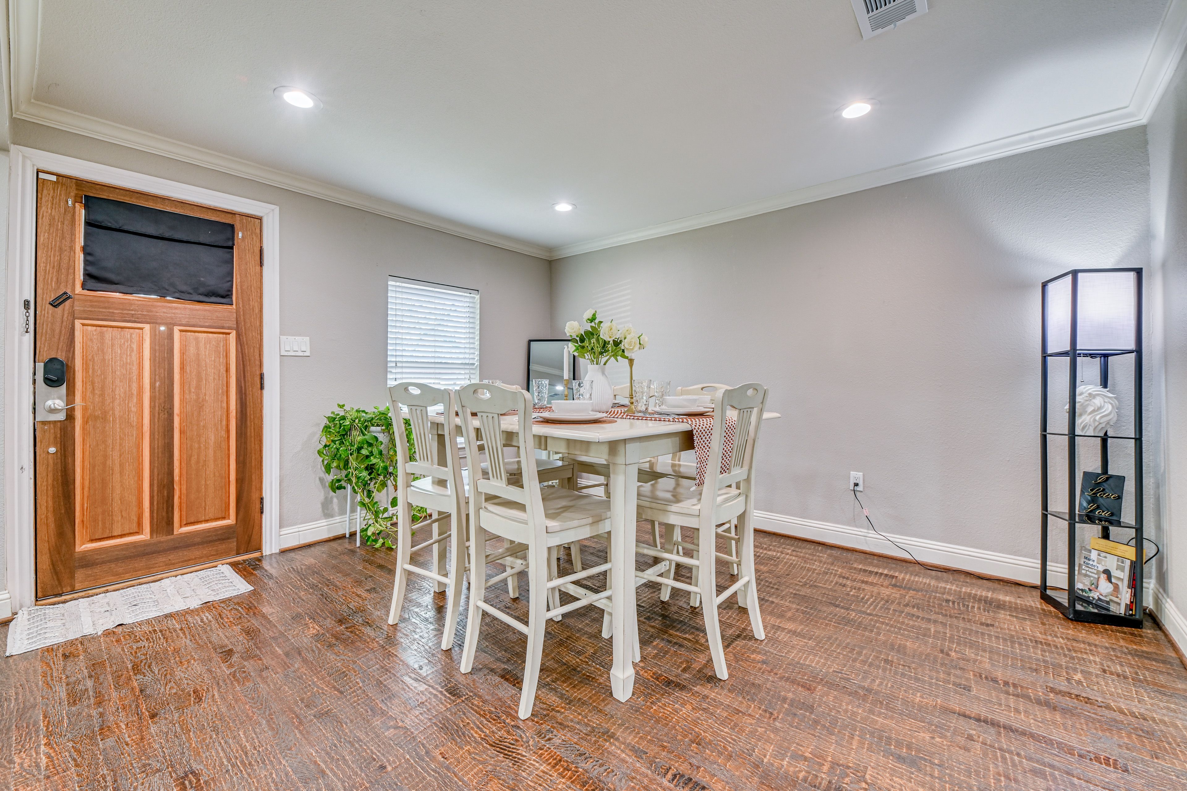 Dining Area | Dining Table | Dishware/Flatware