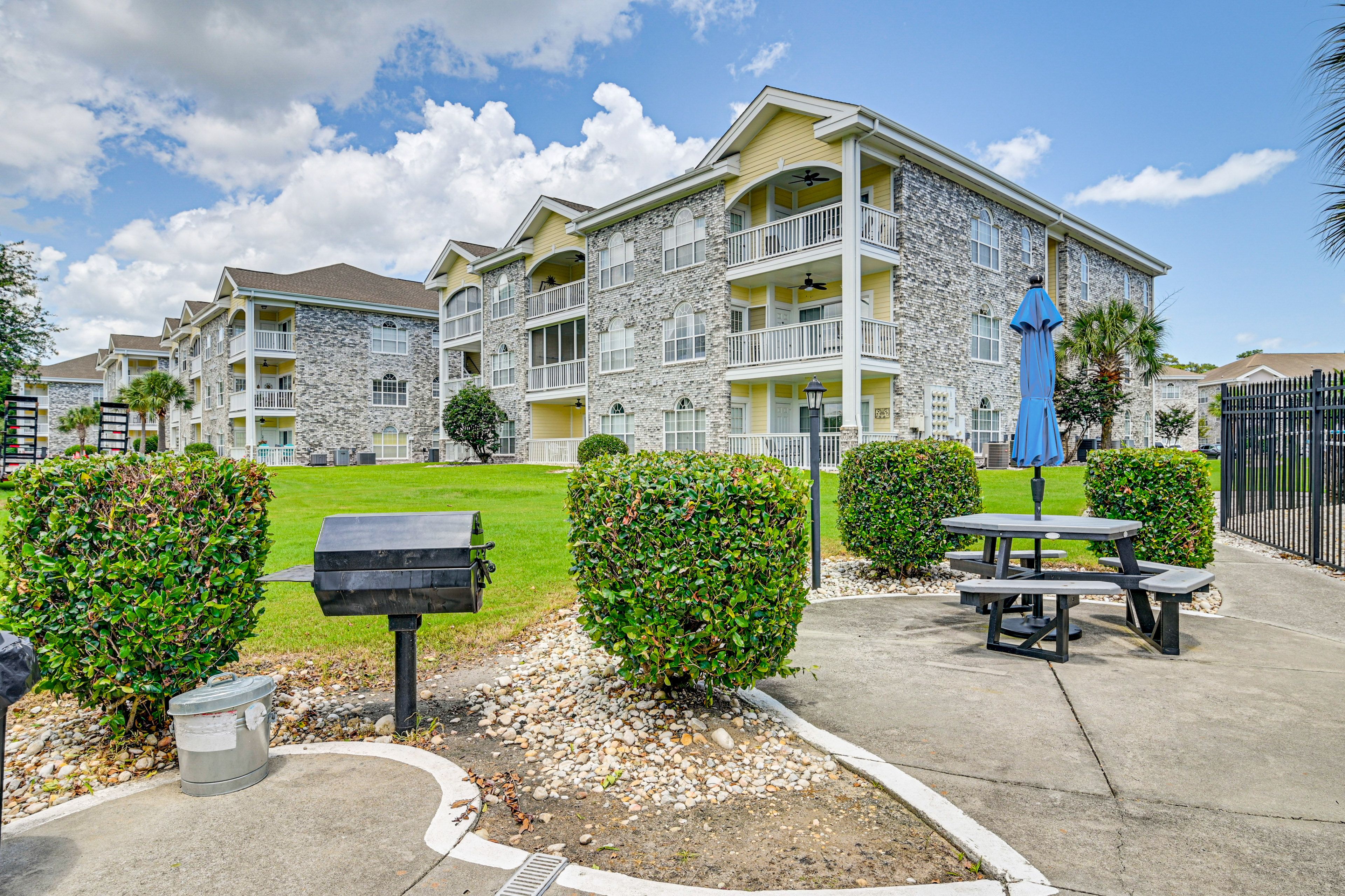 Magnolia Place | Community Amenities | Grill Area