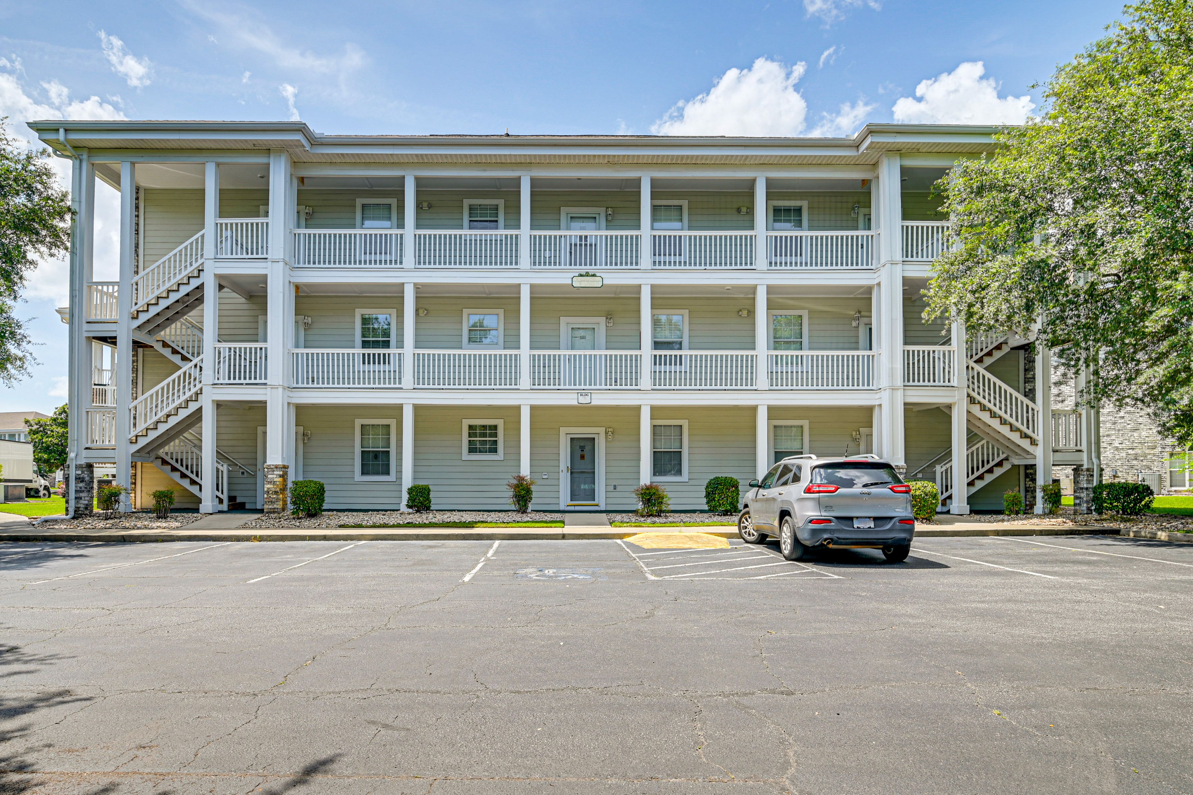 Parking | Parking Lot (2 Vehicles, First-Come, First-Served)