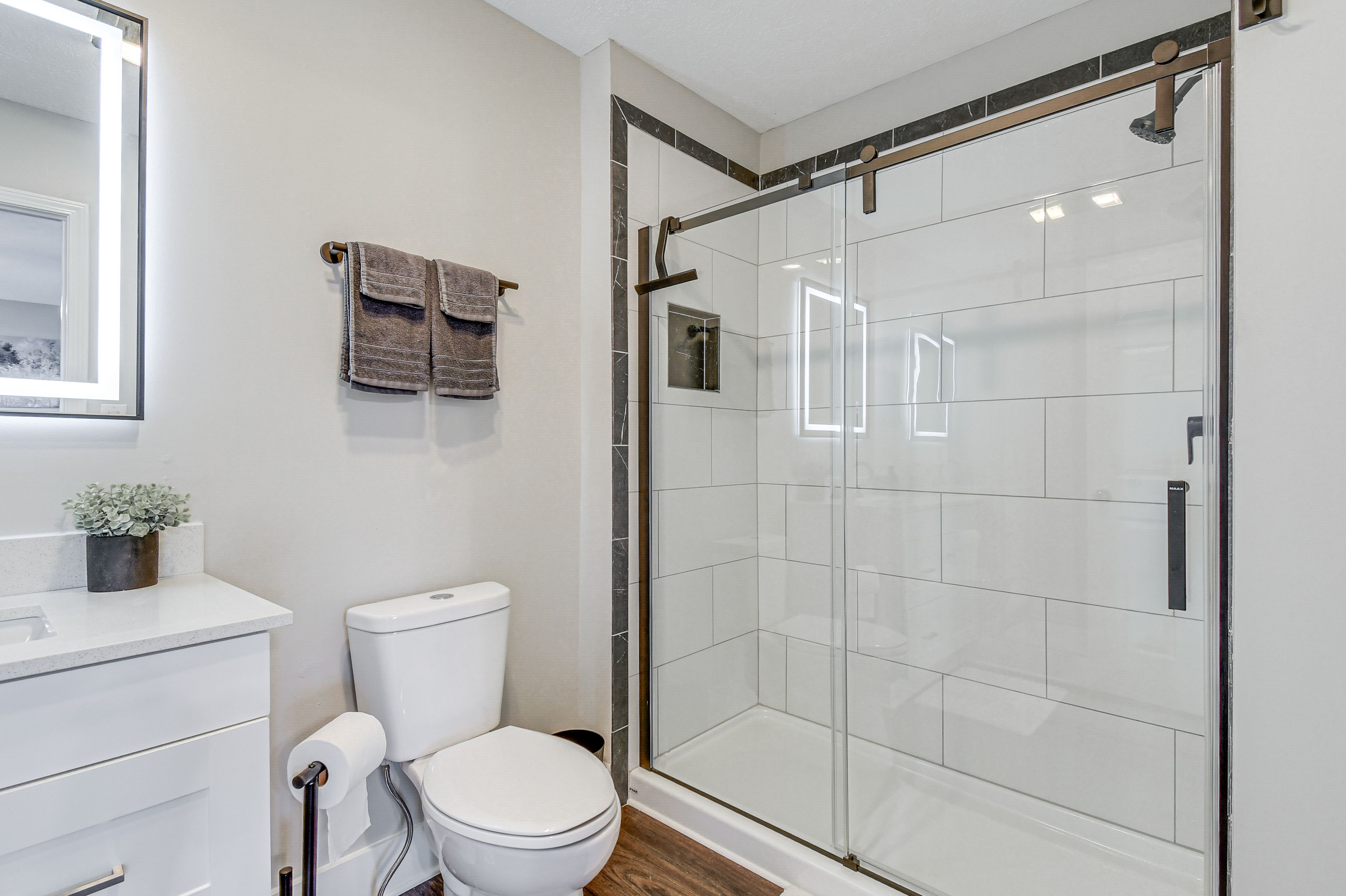 En-Suite Bathroom | Main Level | Complimentary Toiletries