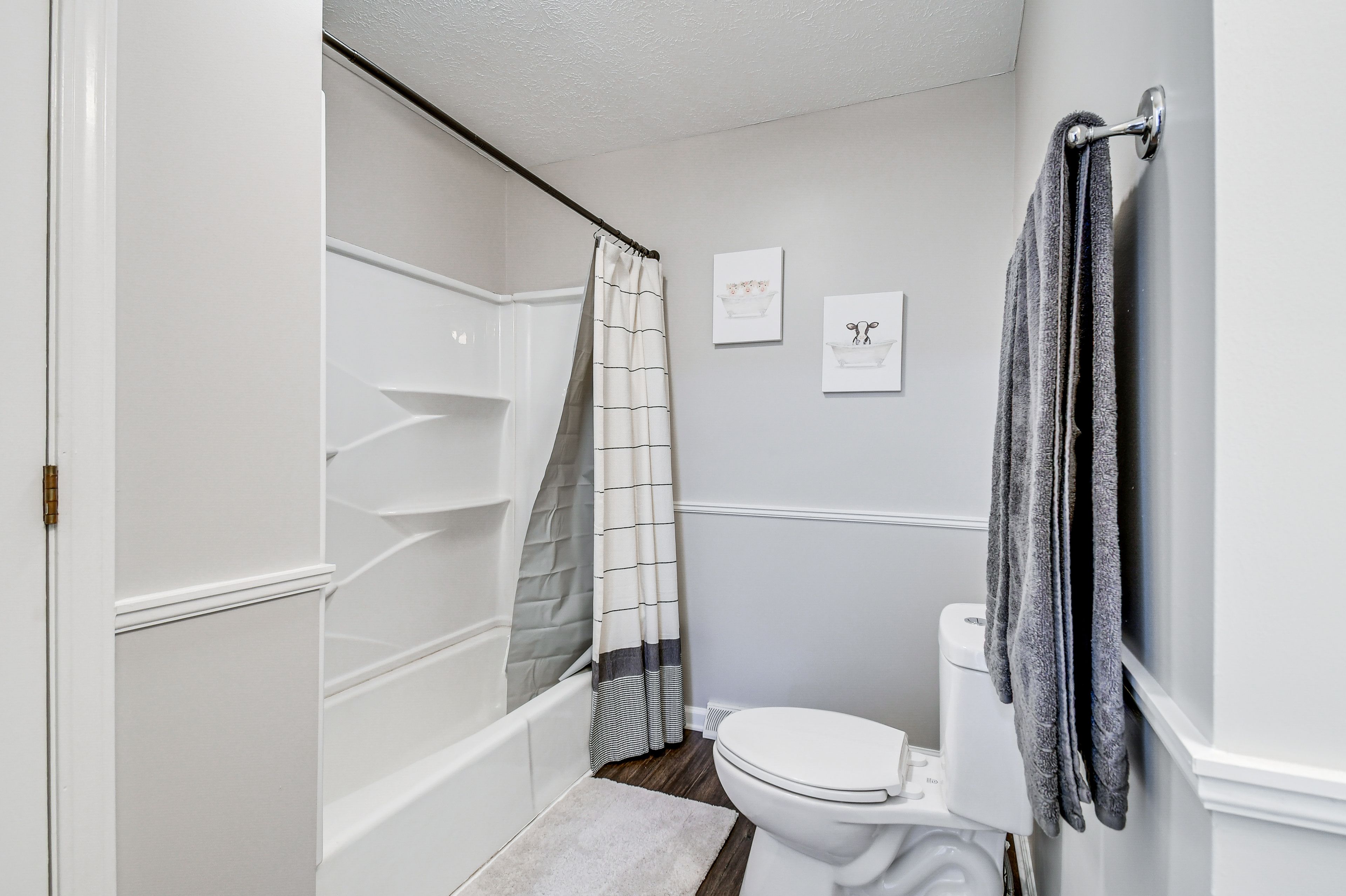 Full Bathroom | Main Level | Towels Provided