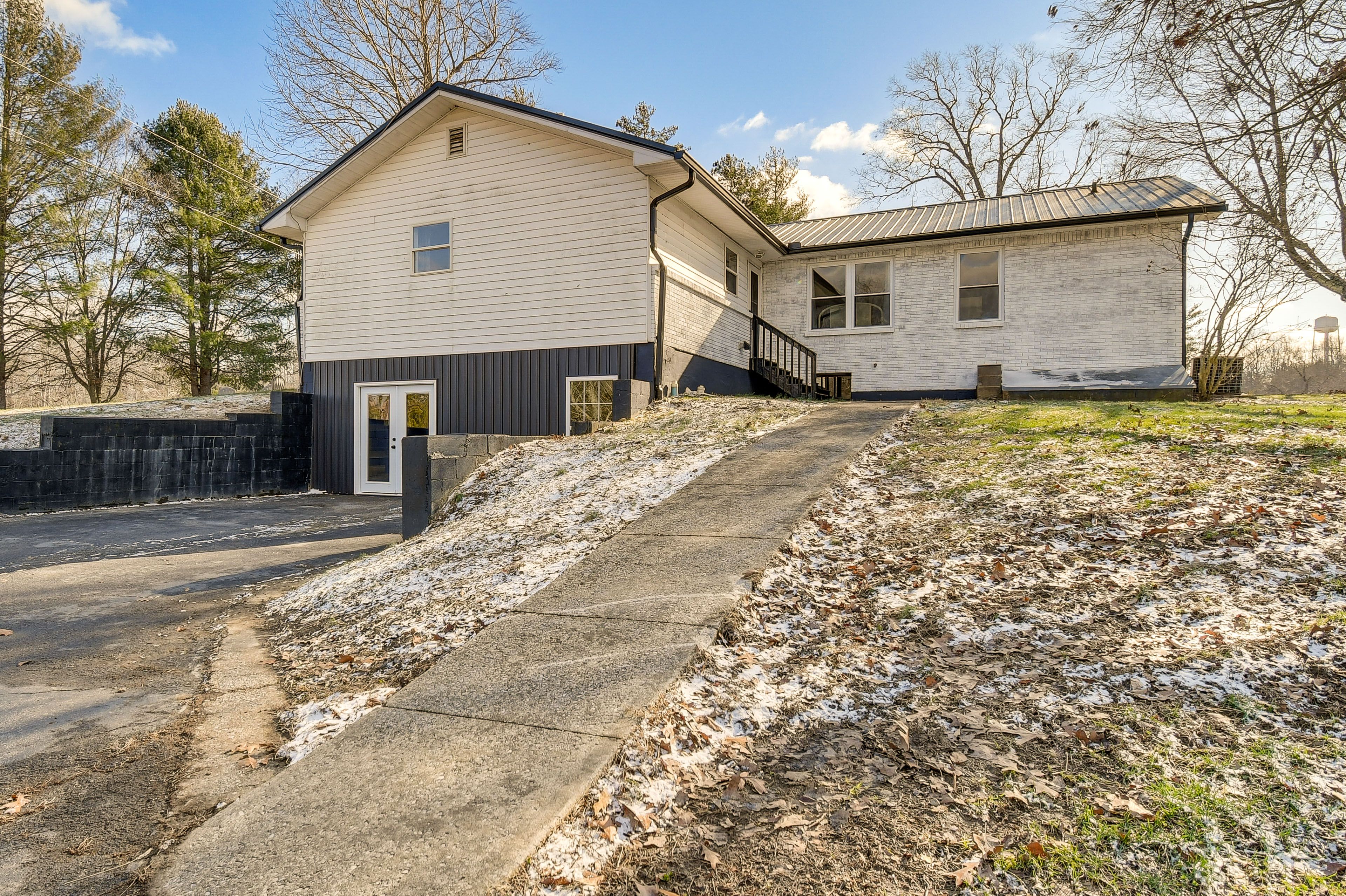 Parking | Driveway (7 Vehicles) | RV/Trailer Parking Allowed On-Site