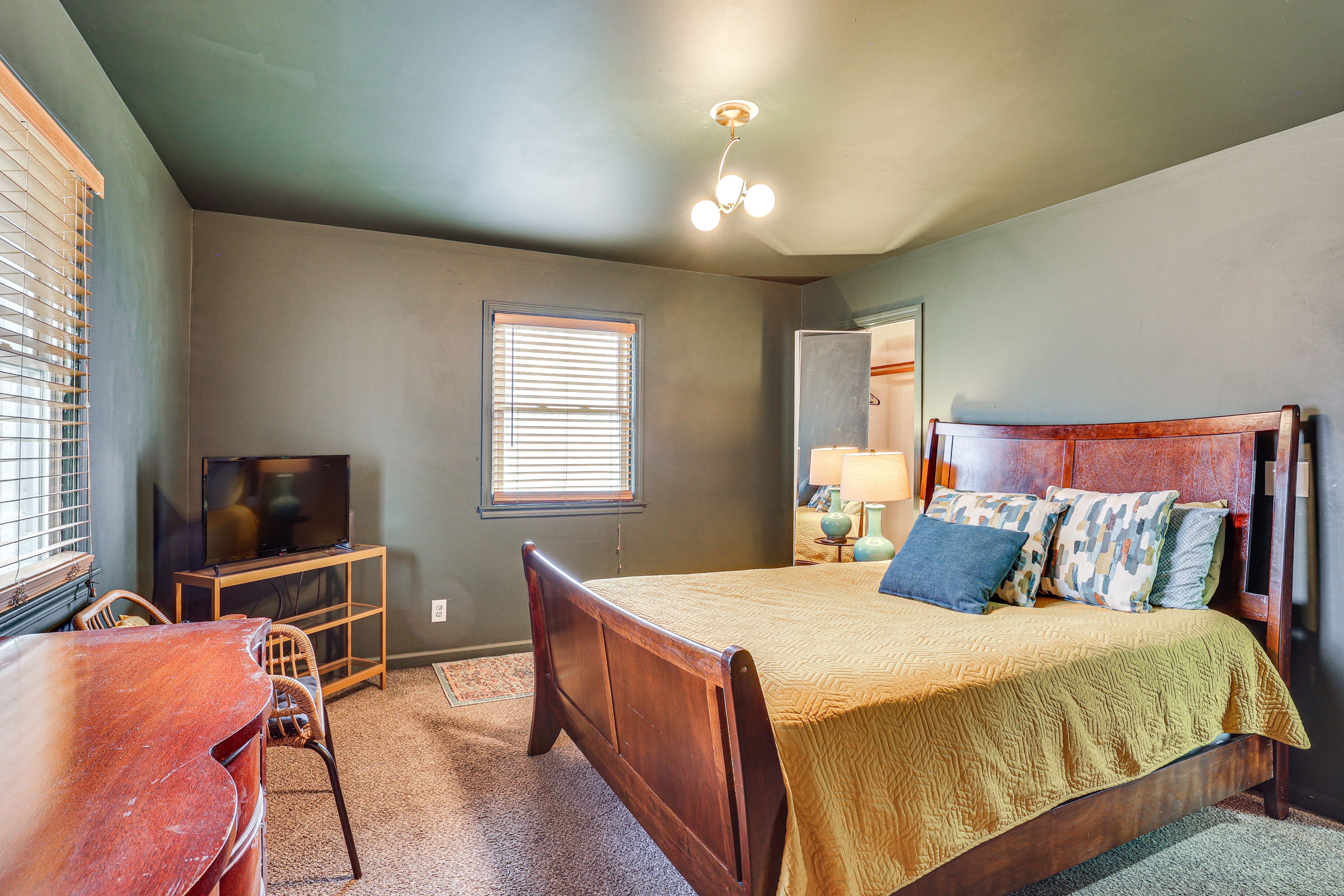 Bedroom 1 | Queen Bed | TV