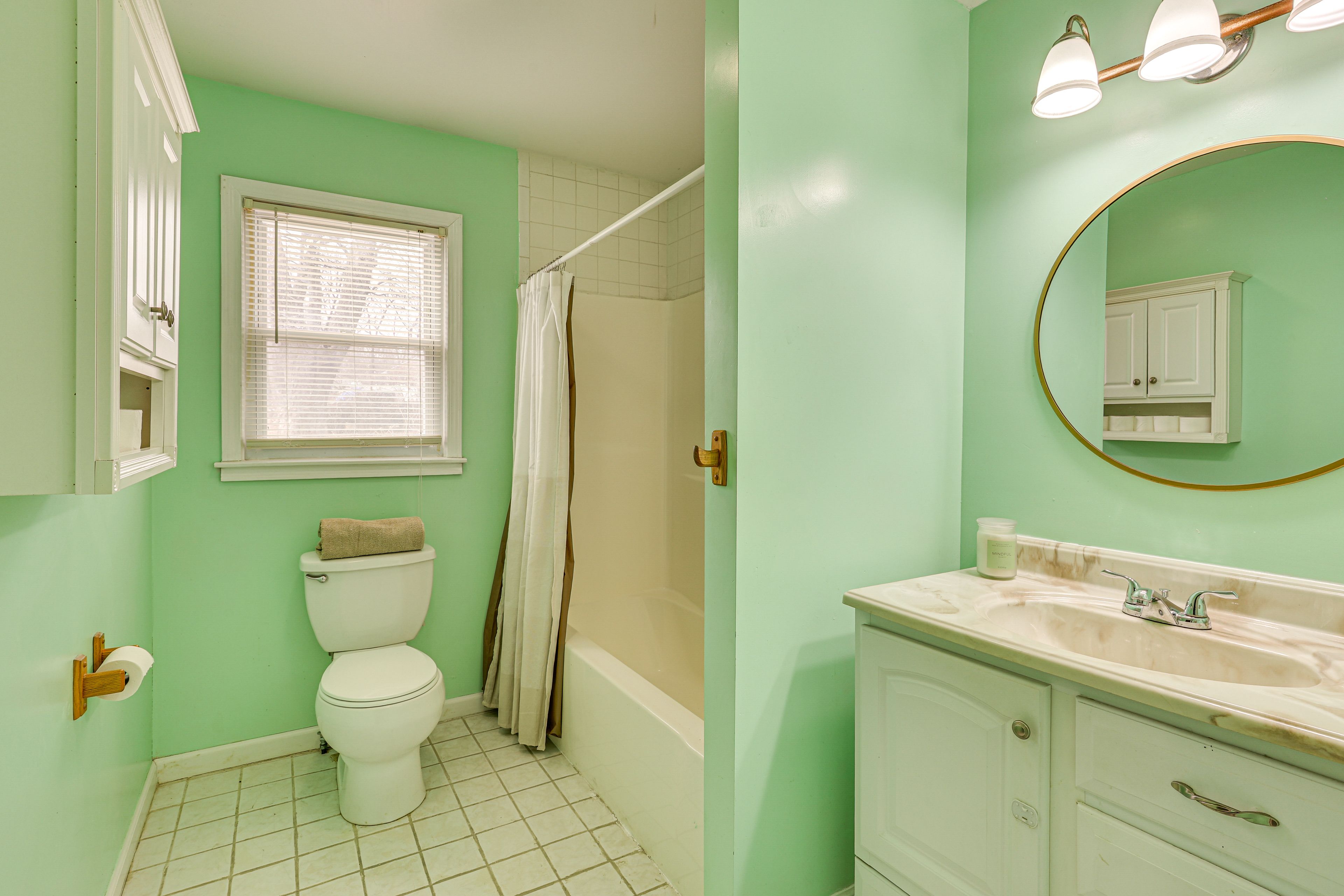 Full Bathroom | Towels Provided