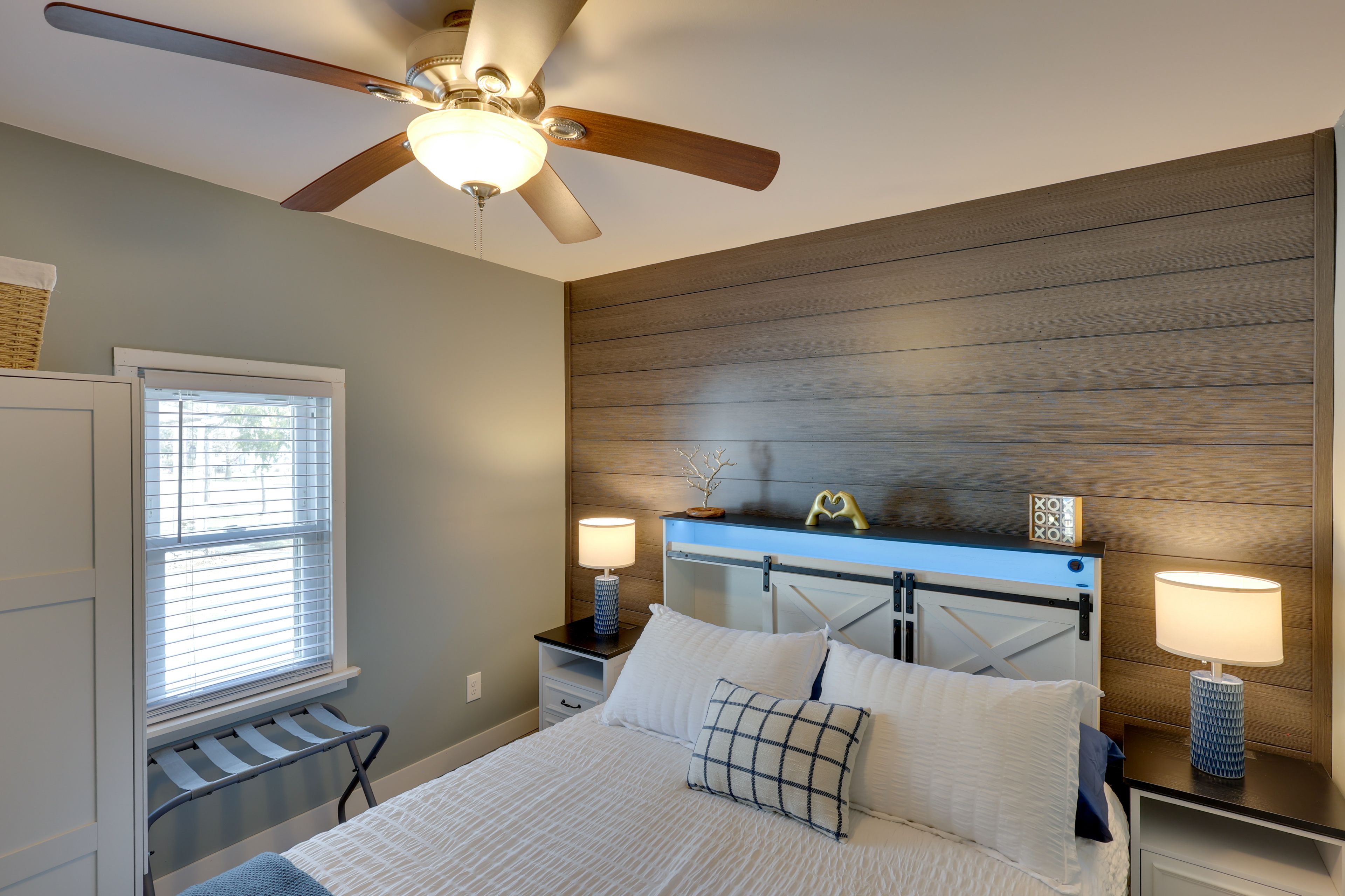 Bedroom 1 | Queen Bed