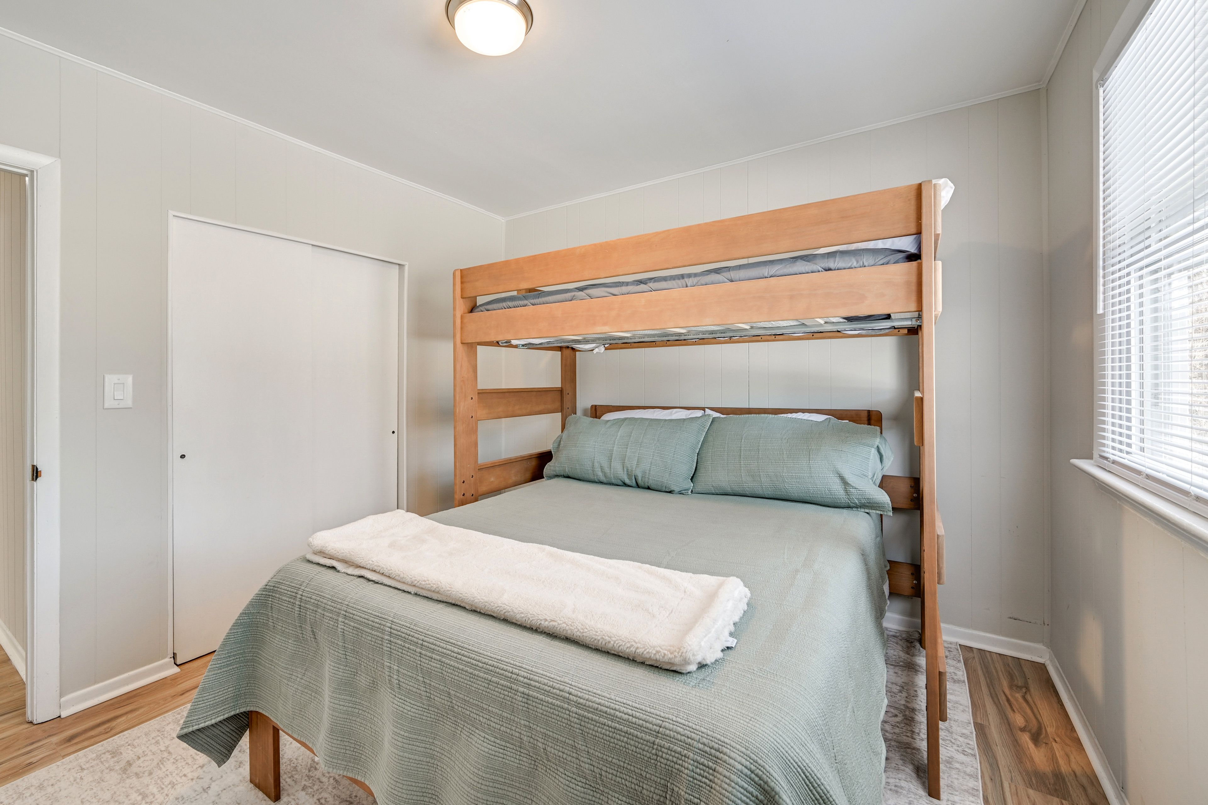 Bedroom 3 | Twin/Queen Bunk Bed