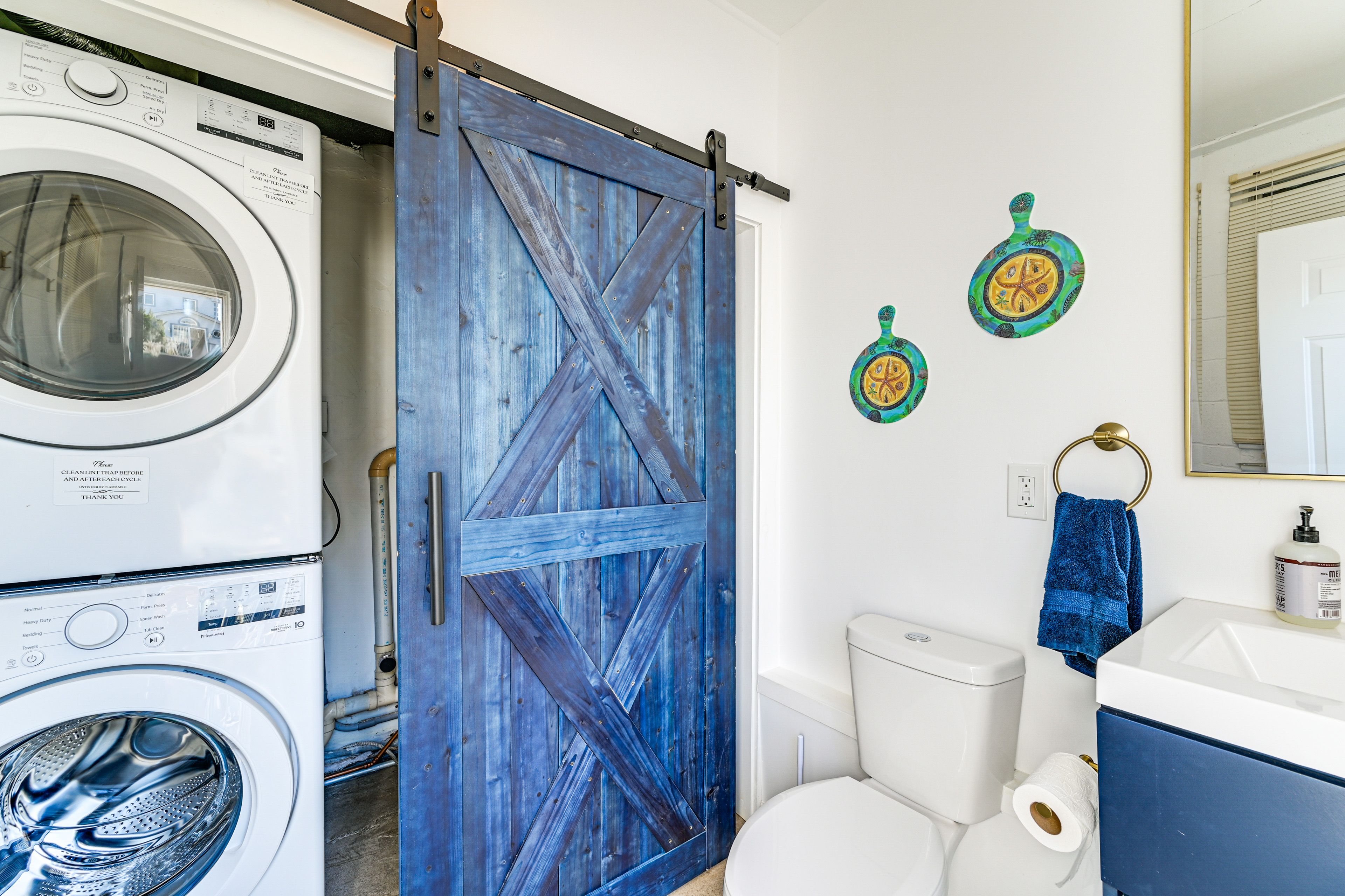 Half Bathroom | 1st Floor | Towels Provided