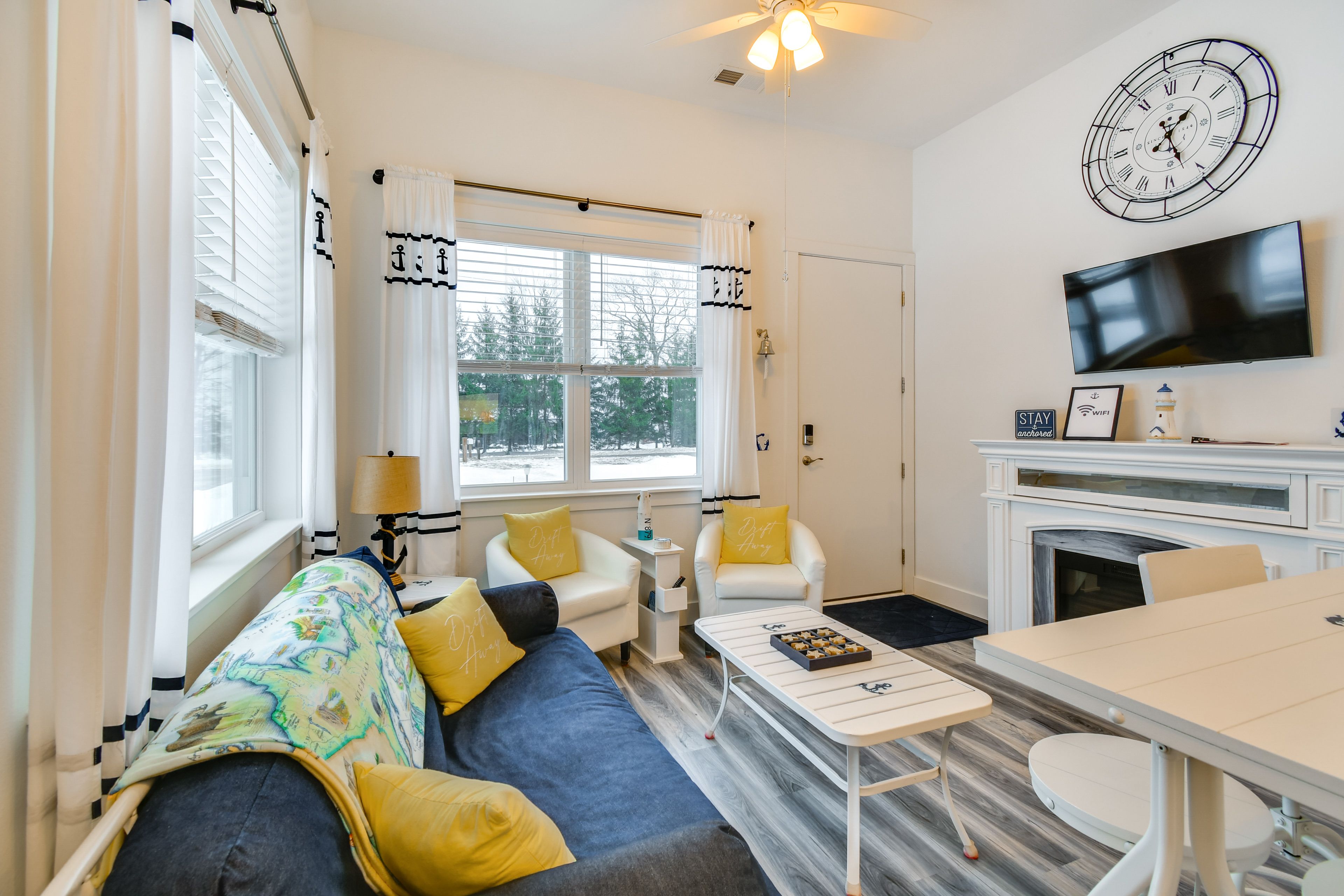 Living Room | Free WiFi | Smart TV