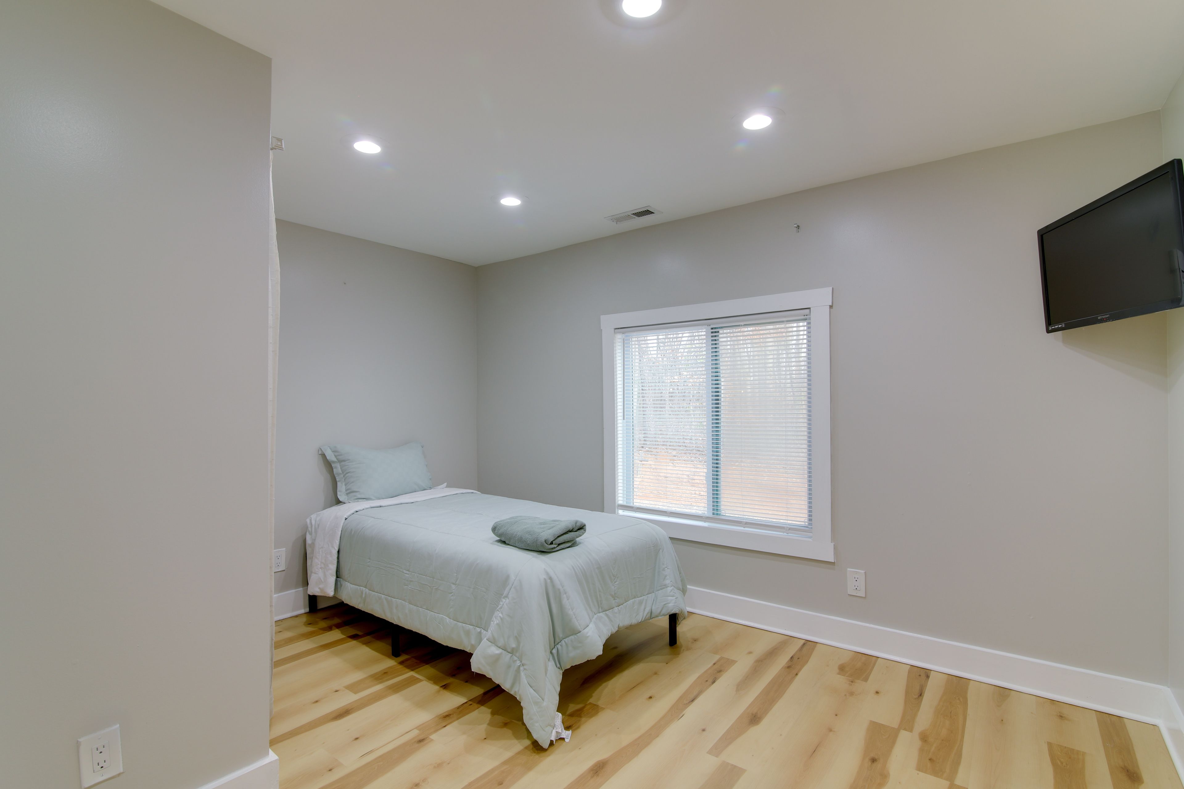 Bedroom 3 | Twin Bed | Foldable Mattress