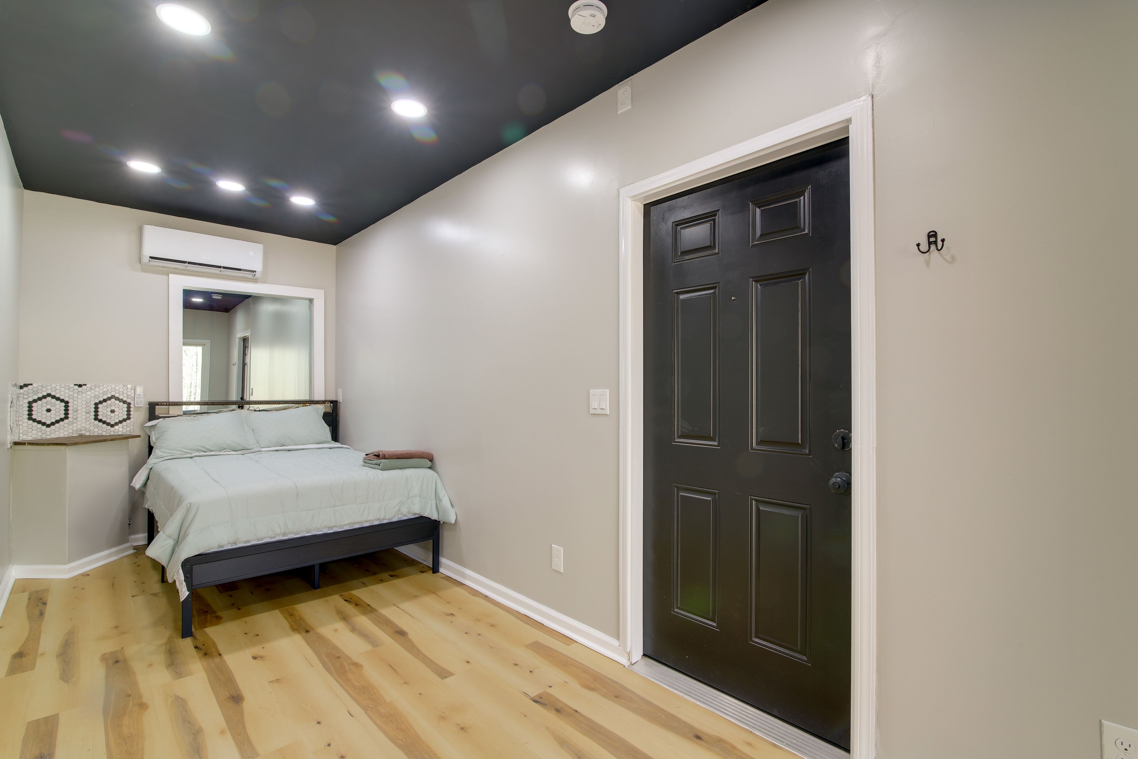 Bedroom 1 | Queen Bed