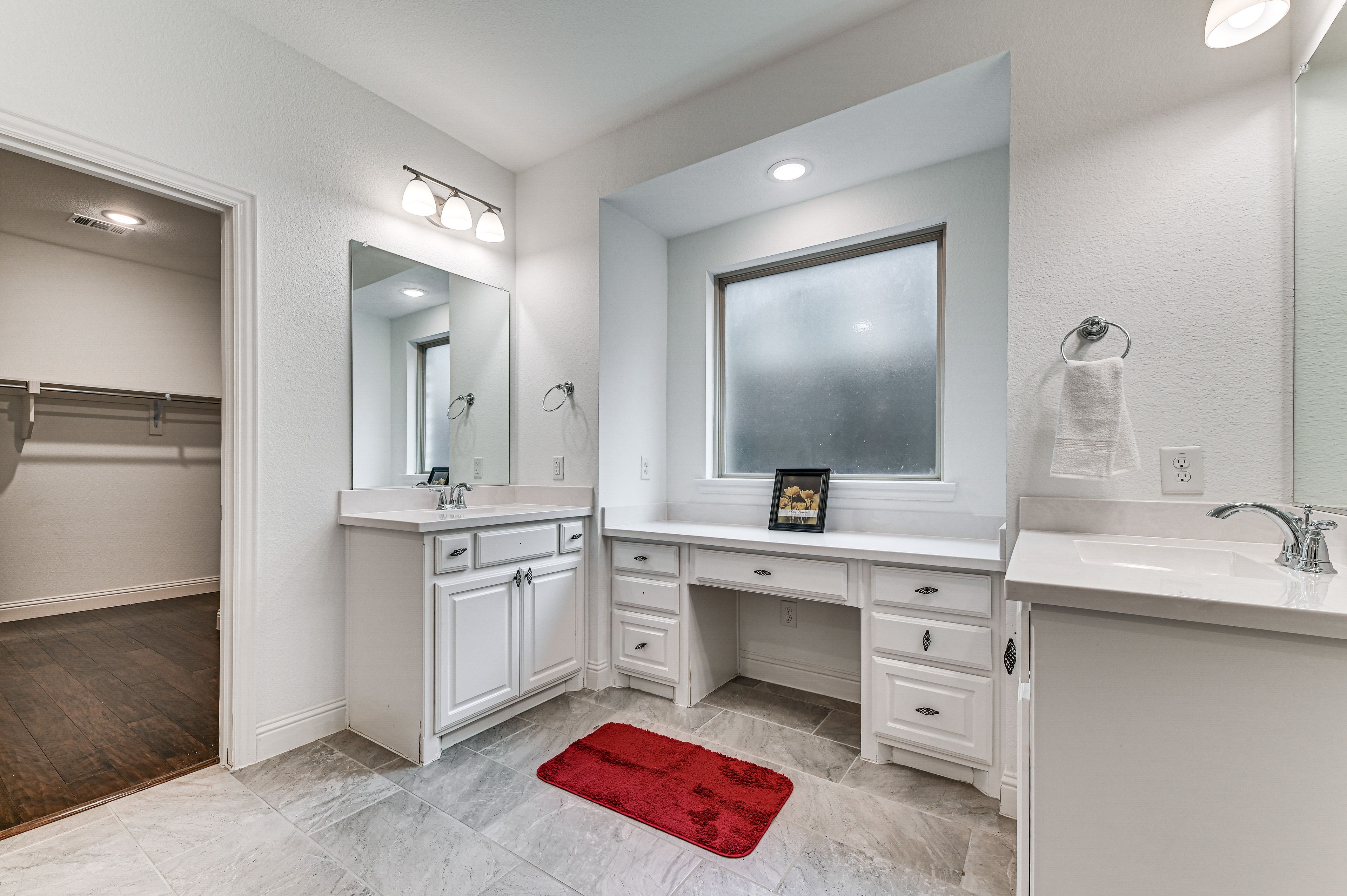 En-Suite Bathroom | Shower | Bathtub | 1st Floor