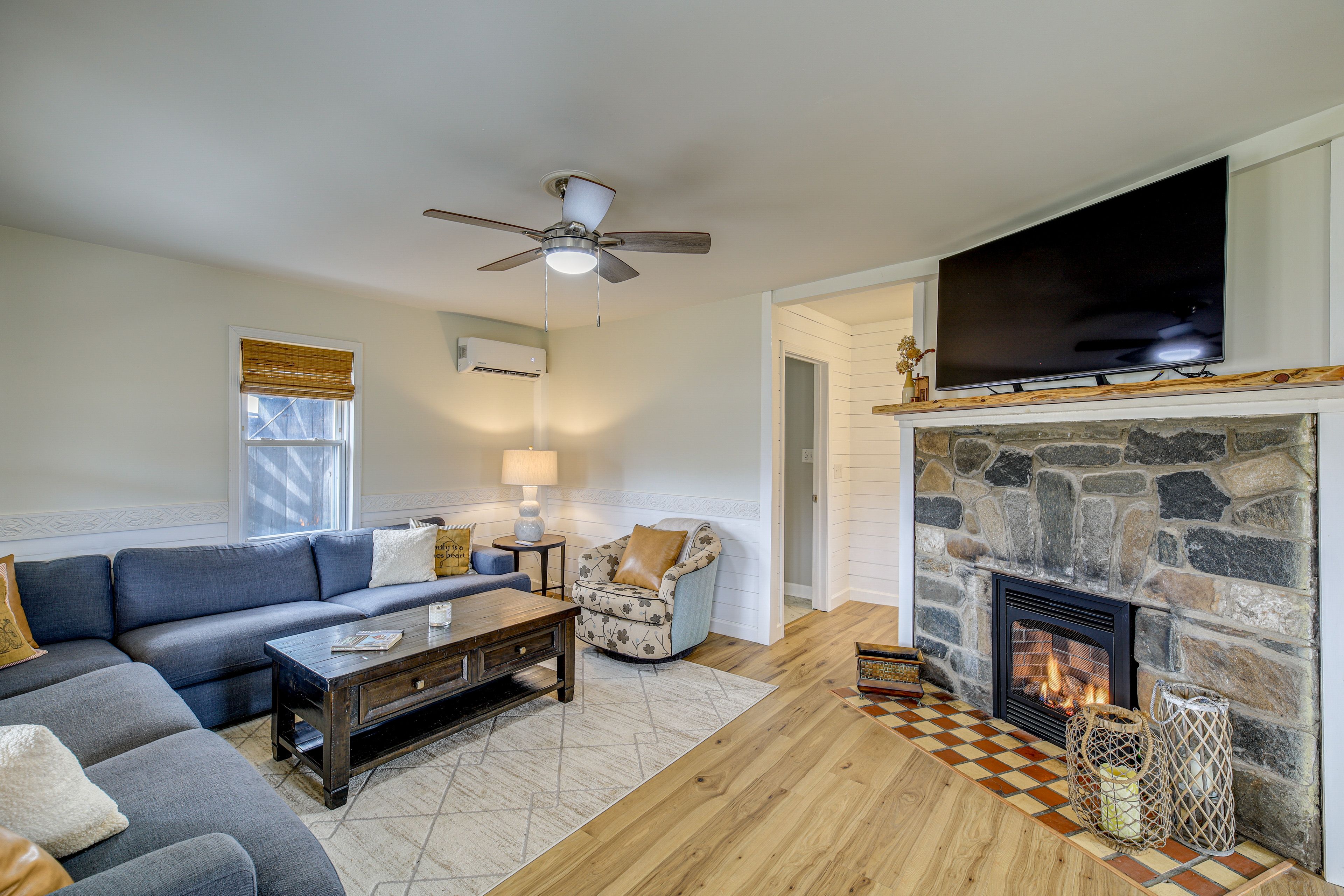 Living Room | Gas Fireplace