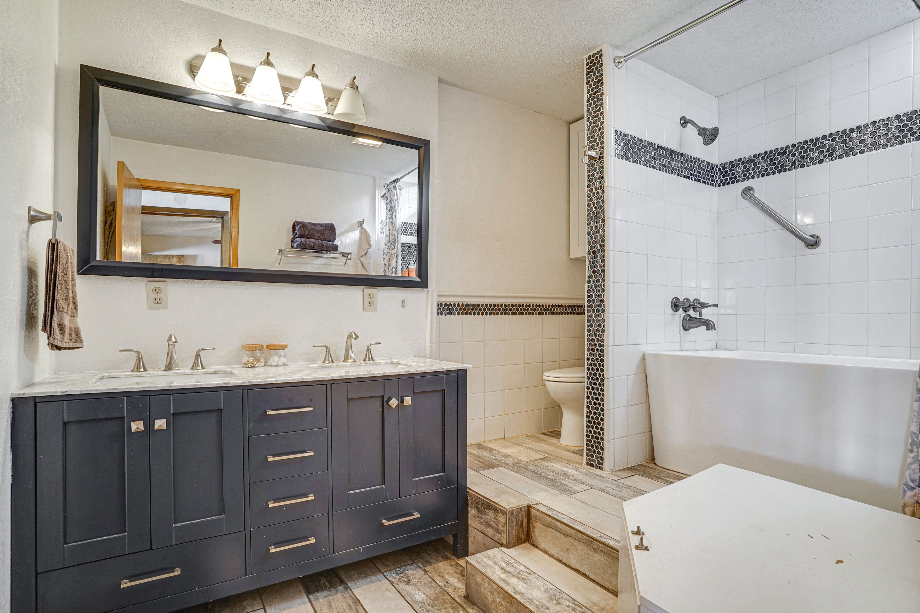 Full Bathroom | 1st Floor