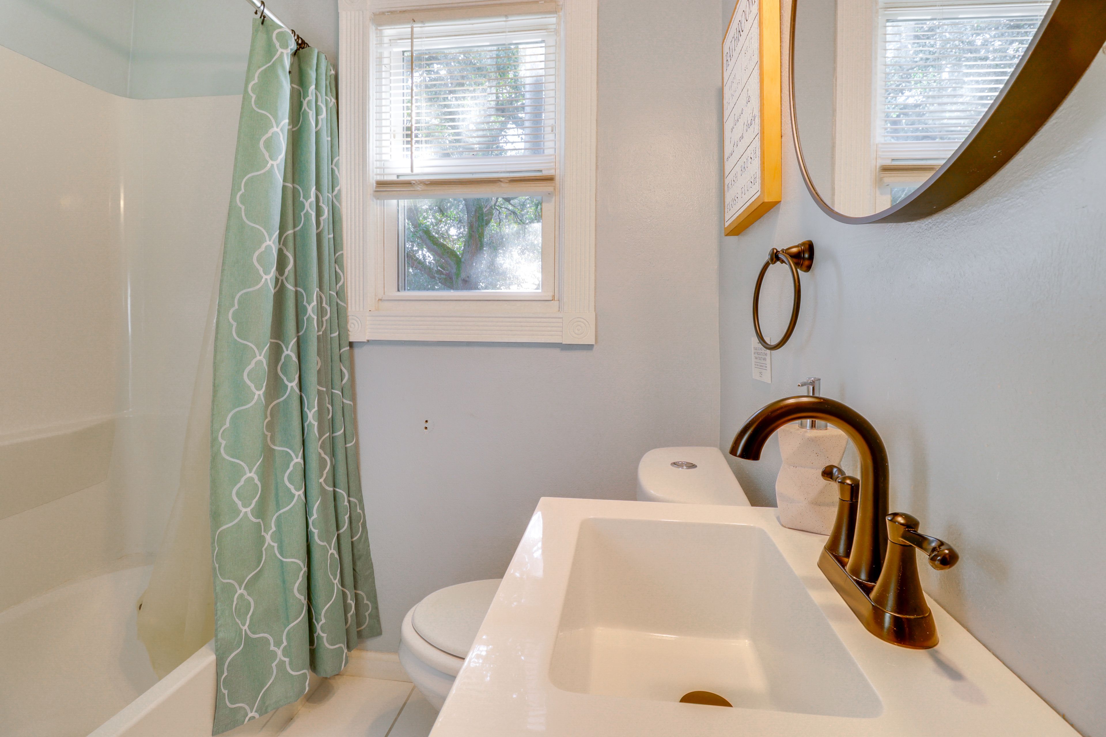 Full Bathroom | Towels Provided | Complimentary Toiletries