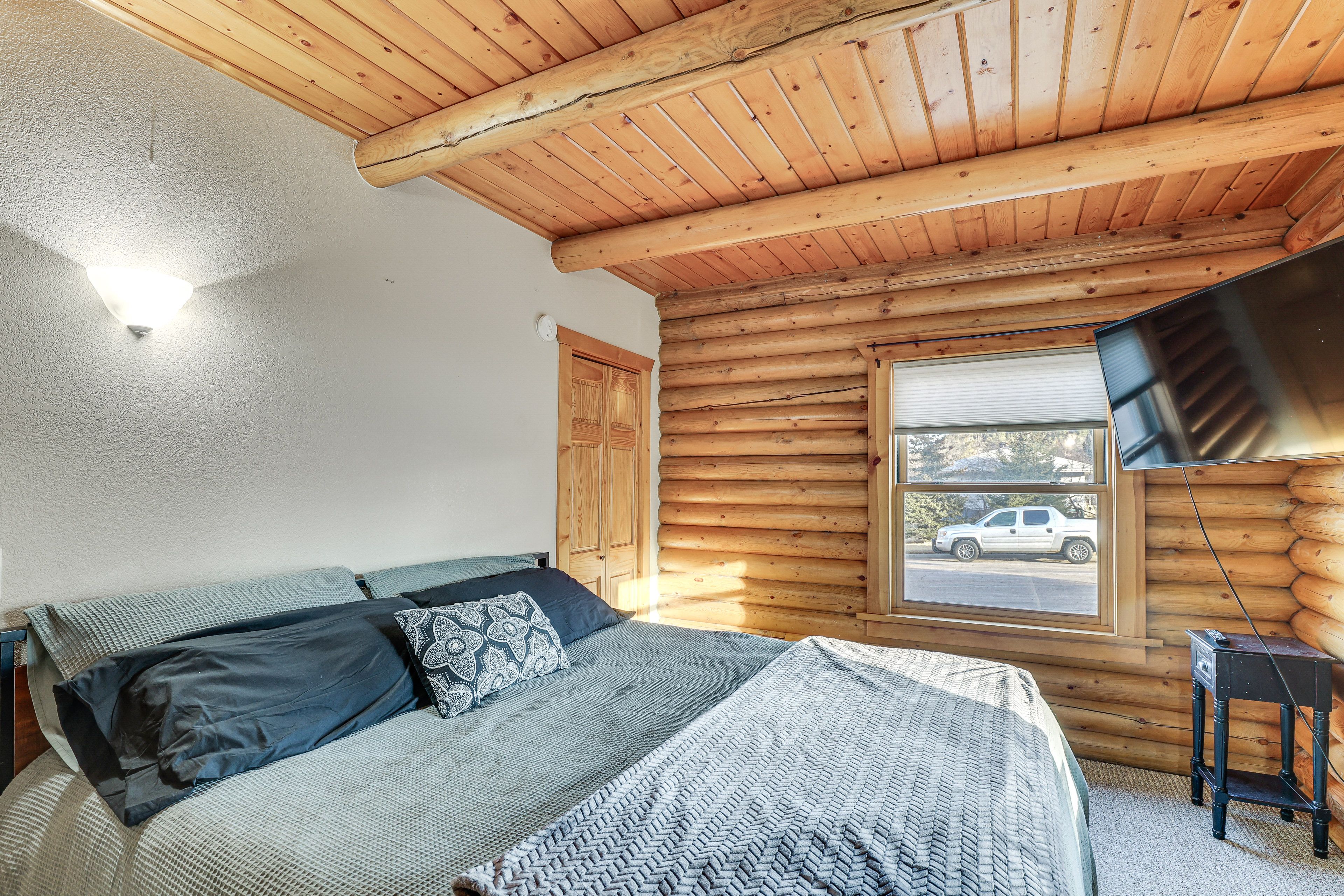 Bedroom 2 | King Bed | En-Suite Bathroom | 1st Floor