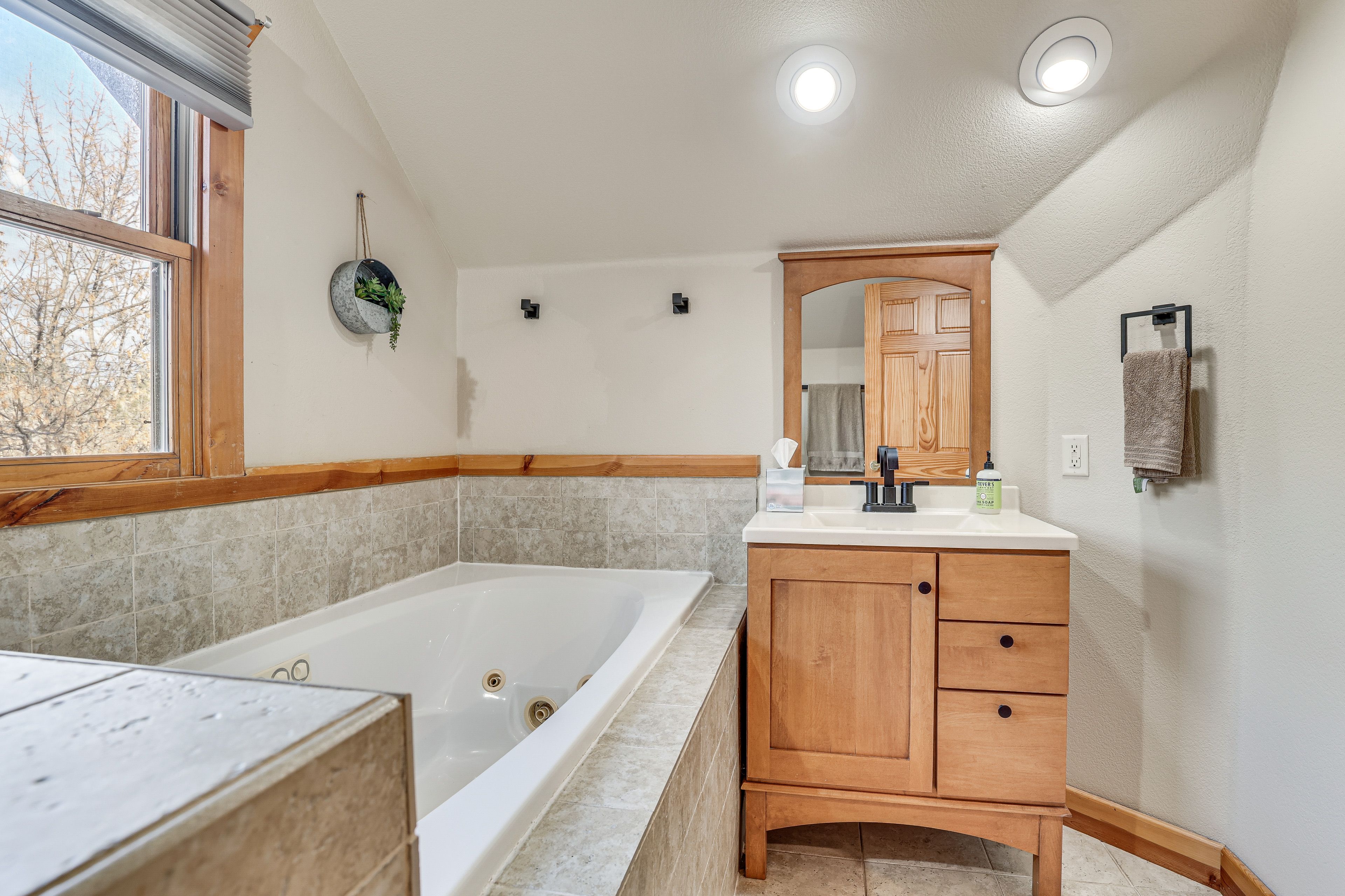 En-Suite Bathroom | Jetted Tub | 2nd Floor