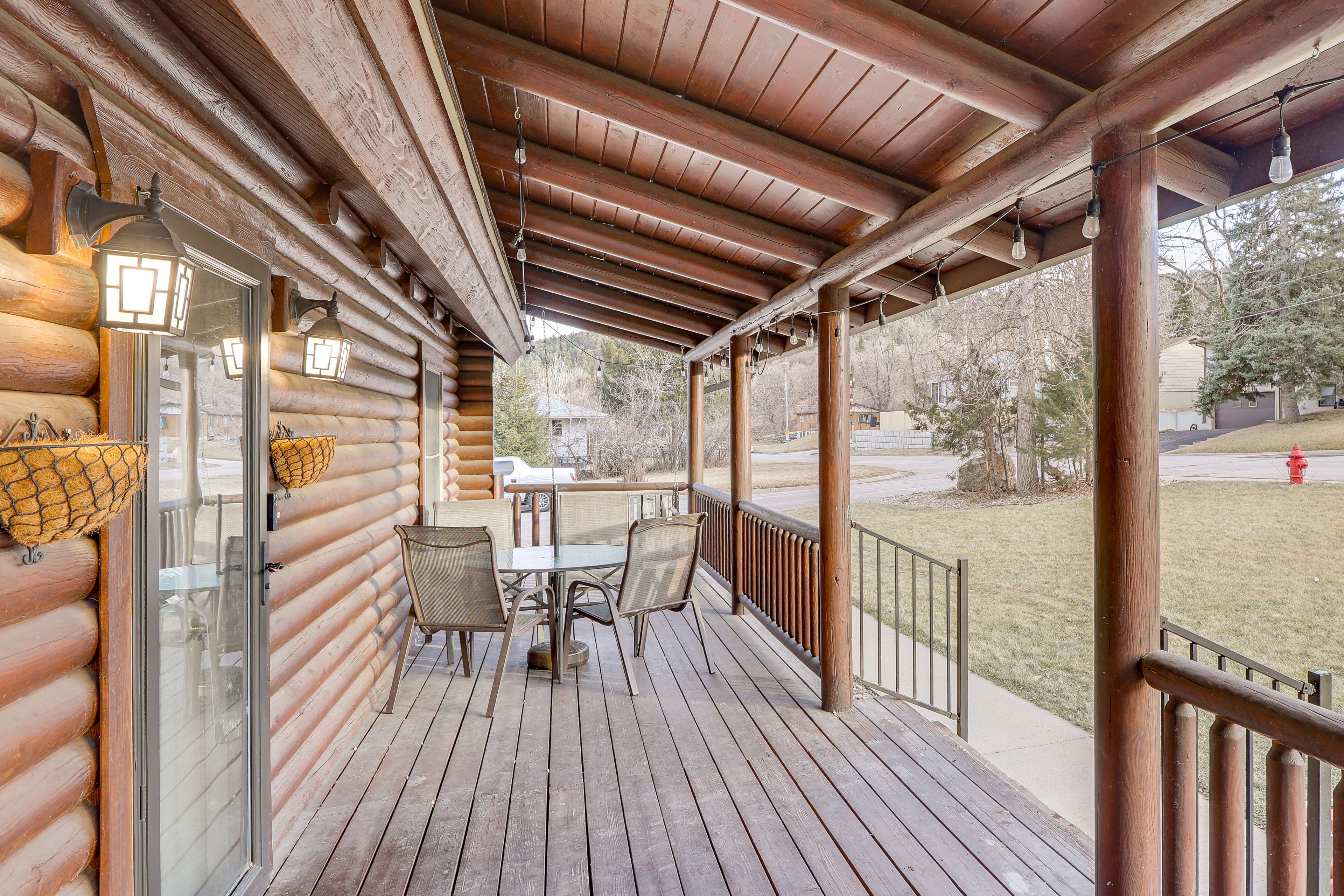 Covered Front Porch | Outdoor Dining