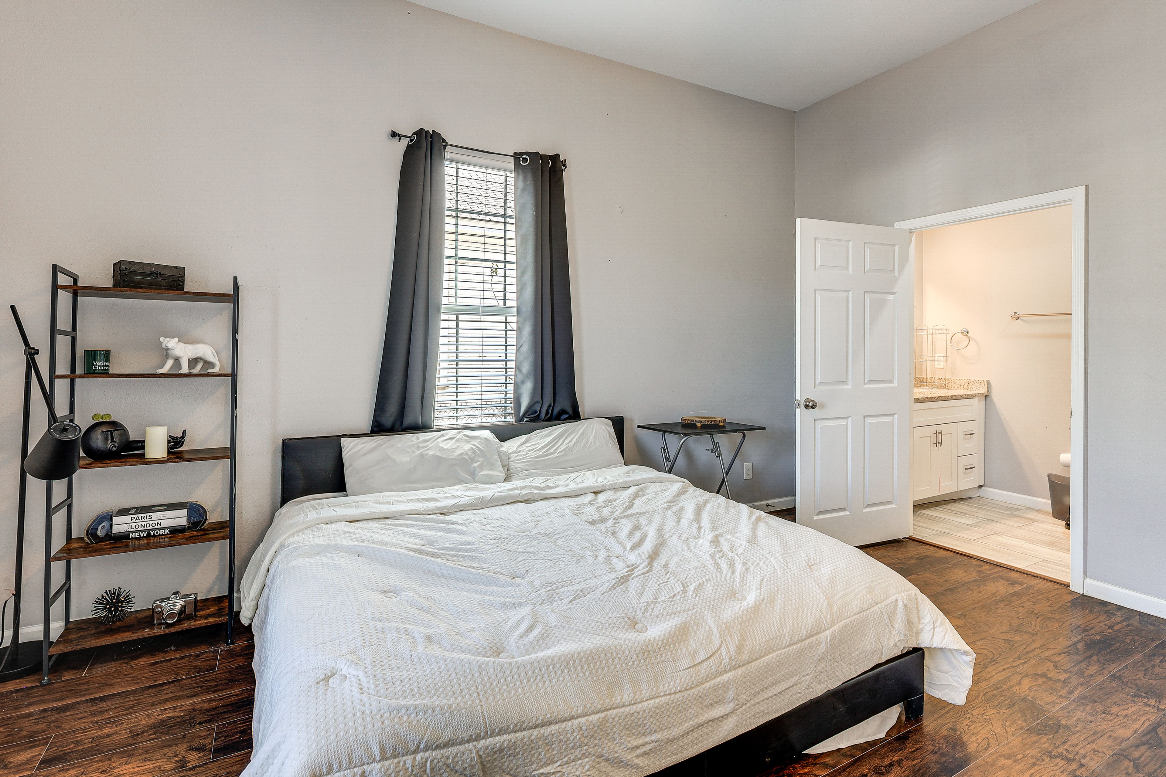 Bedroom 1 | King Bed