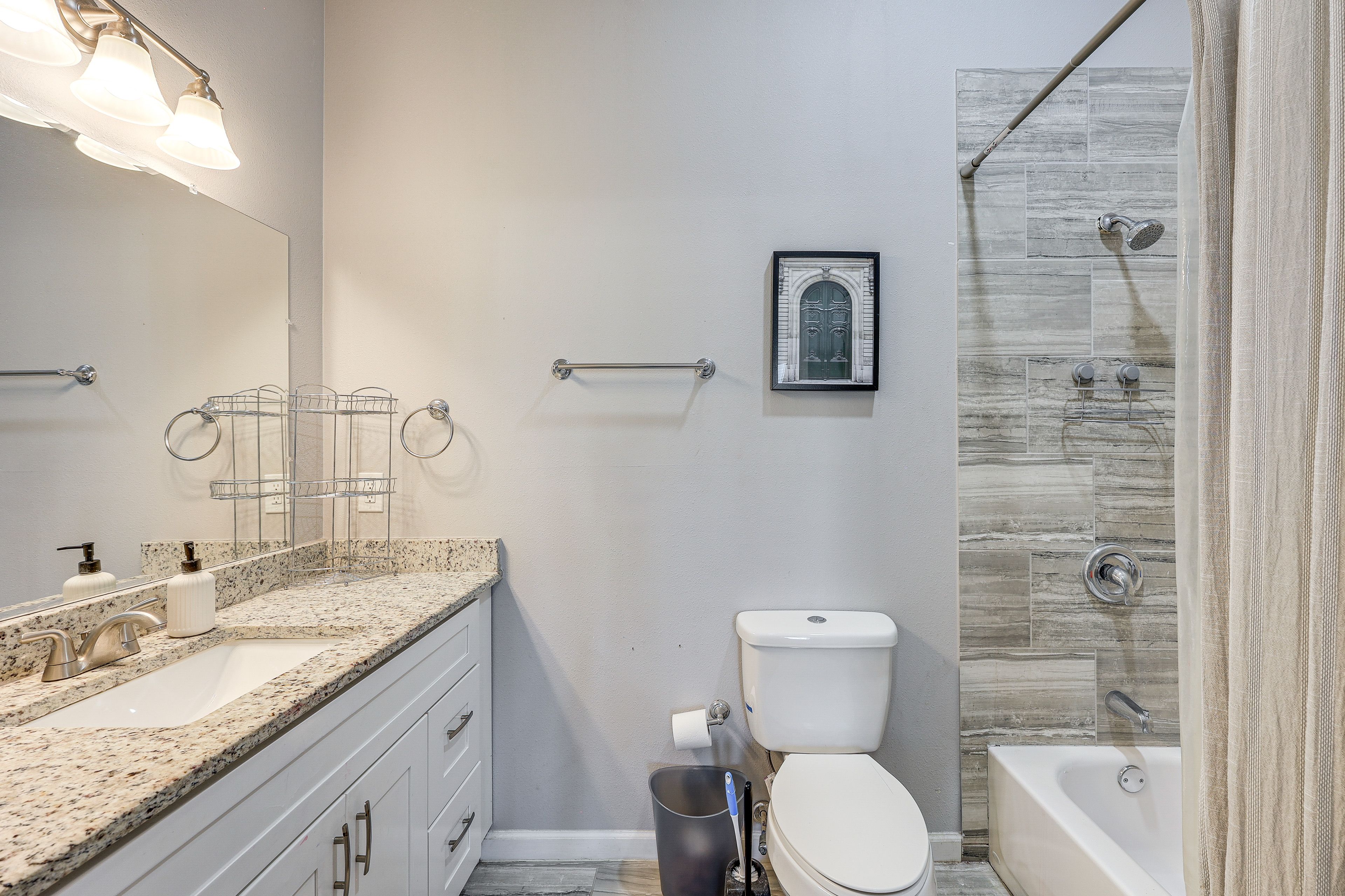 Full Bathroom | Towels Provided