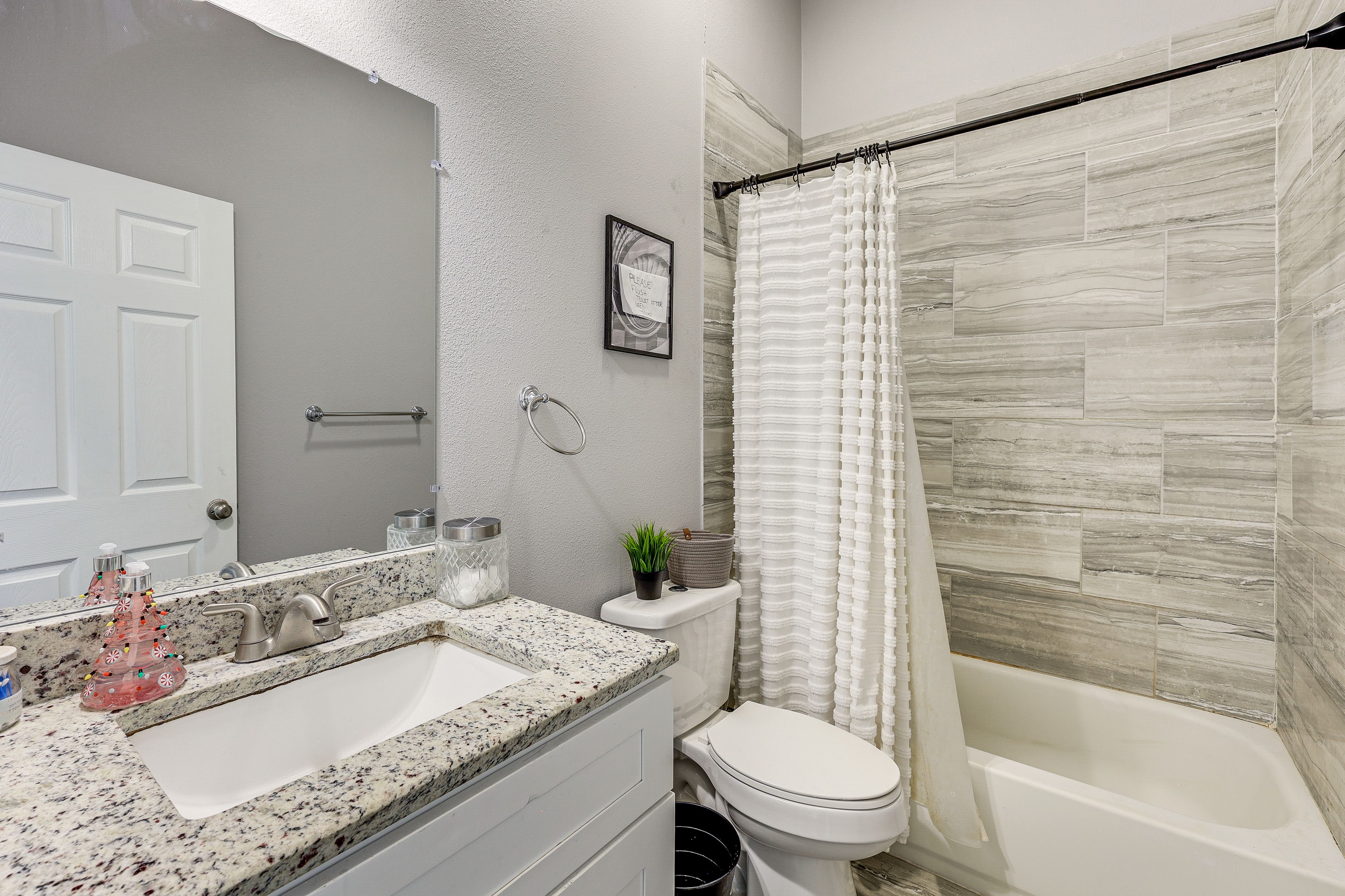 Full Bathroom | Complimentary Toiletries