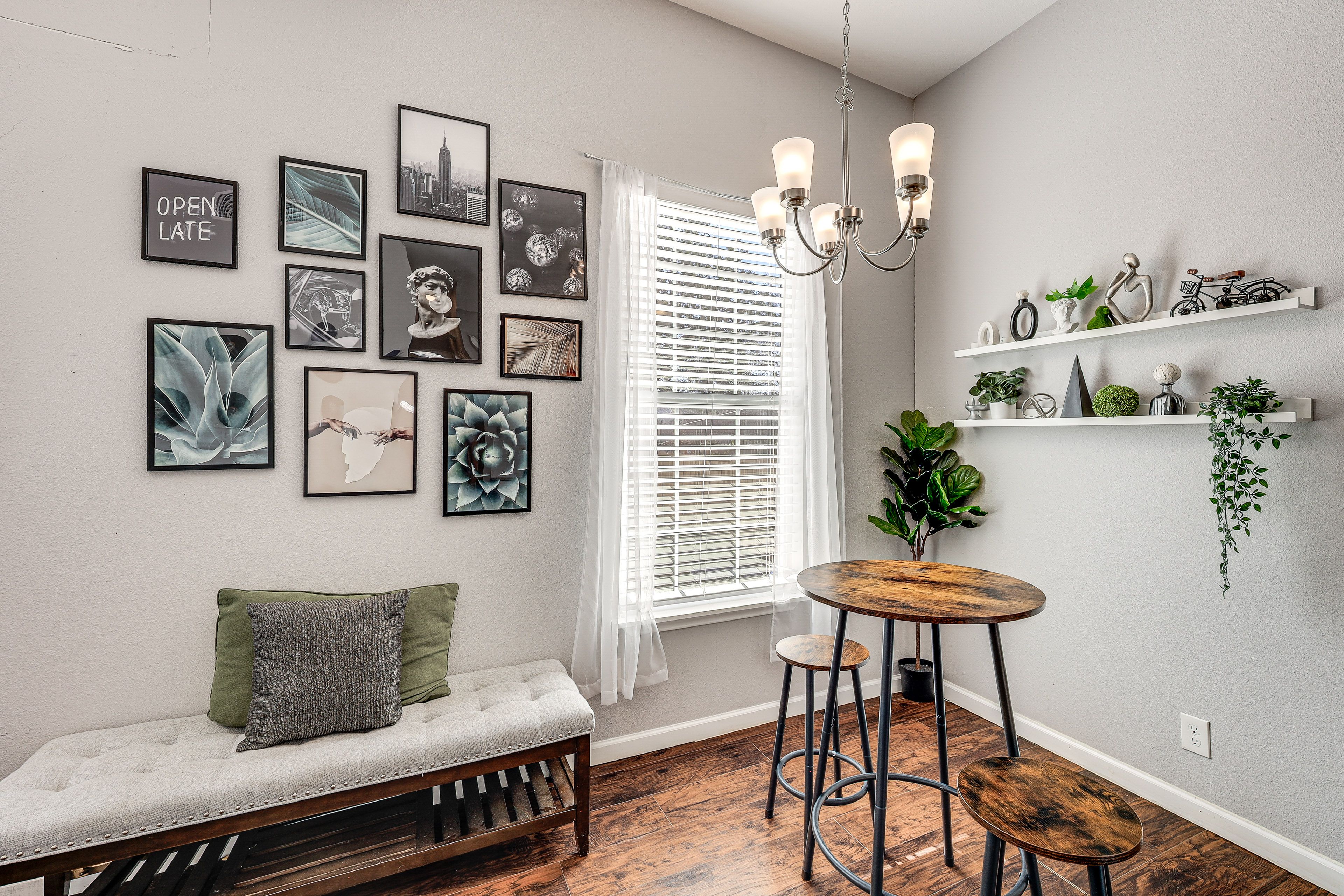 Living Room | Central A/C & Heating | Free WiFi