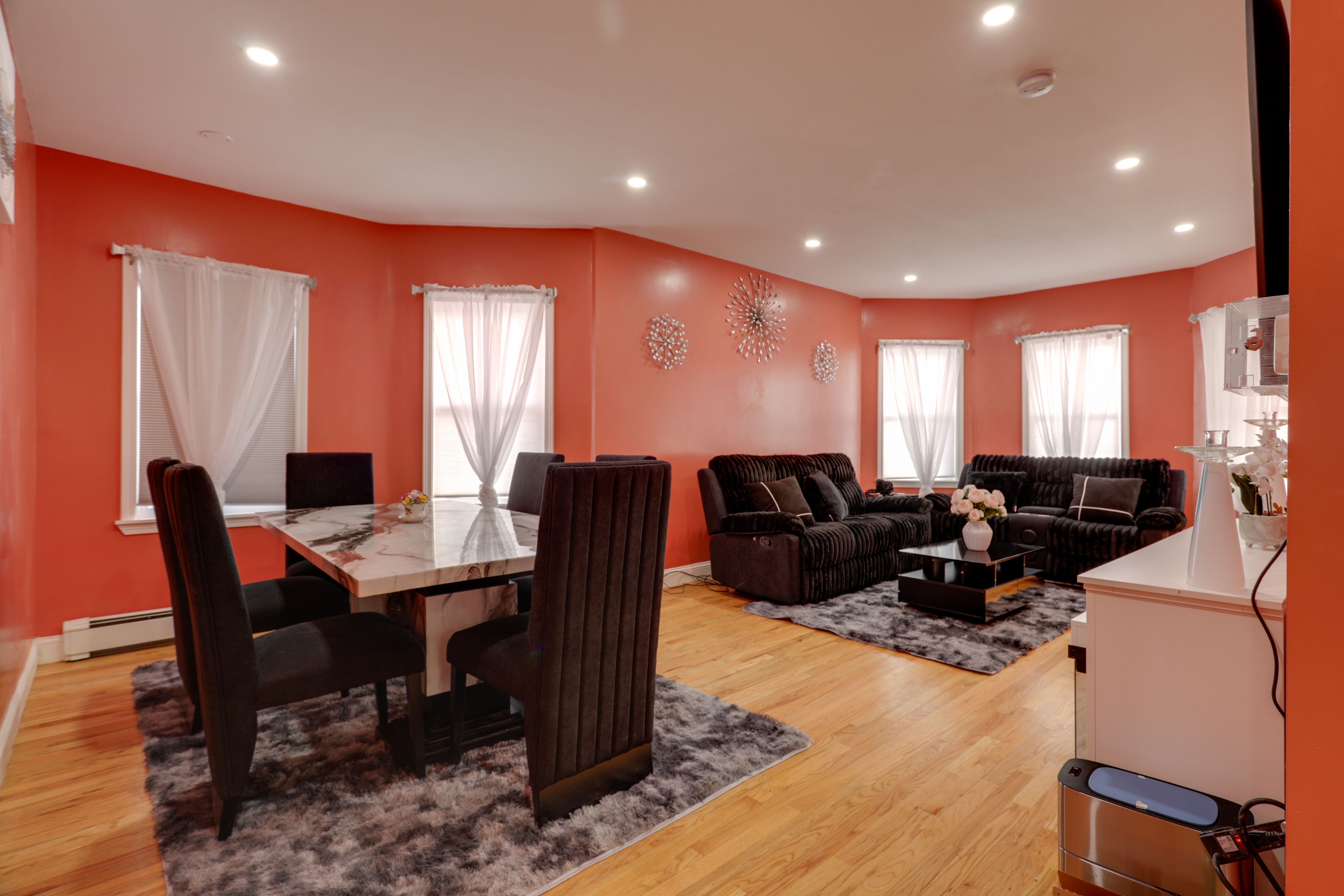 Dining Area | Dishware/Flatware Provided