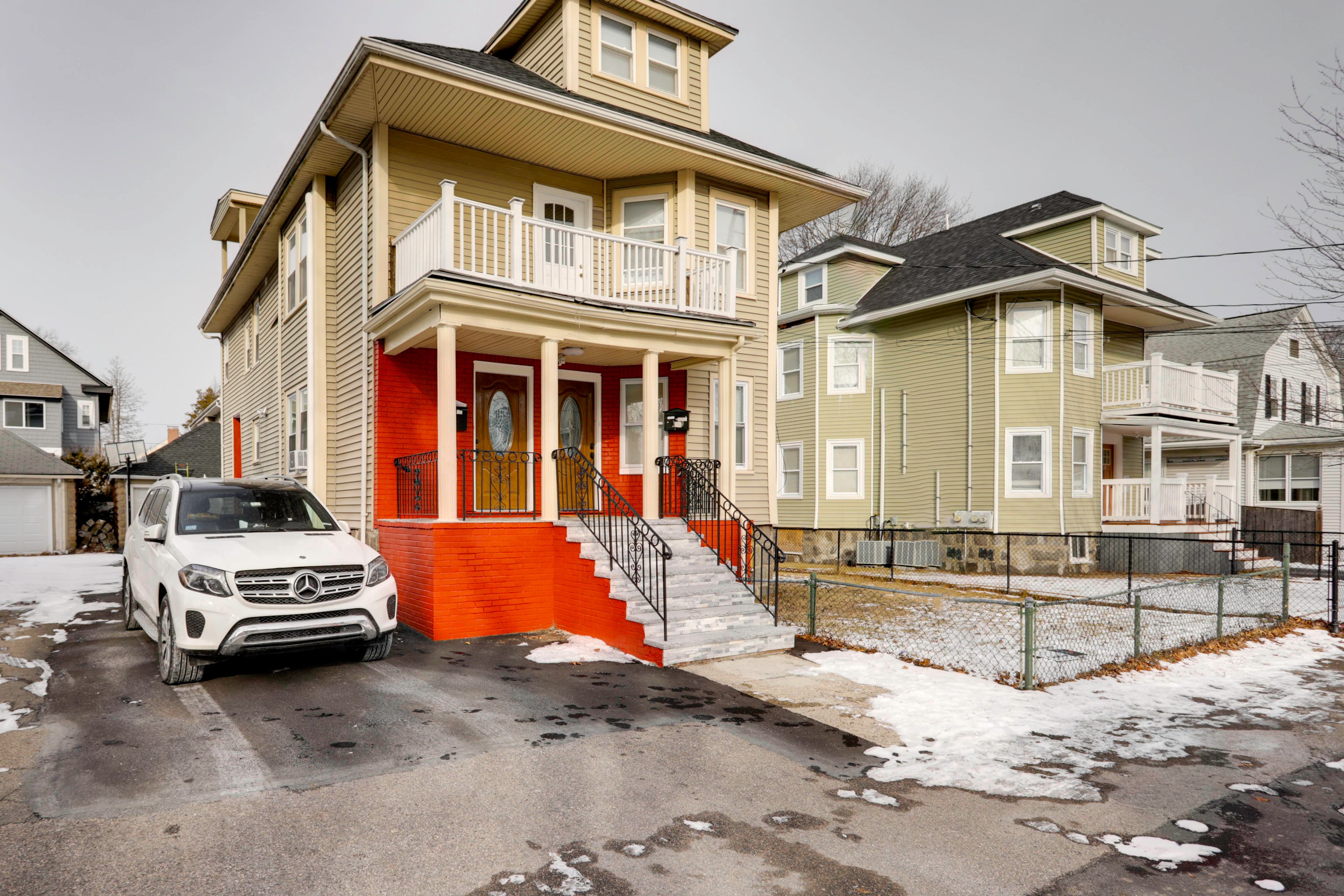 Apartment Exterior | Shared Driveway (1 Vehicle, First-Come, First-Served)