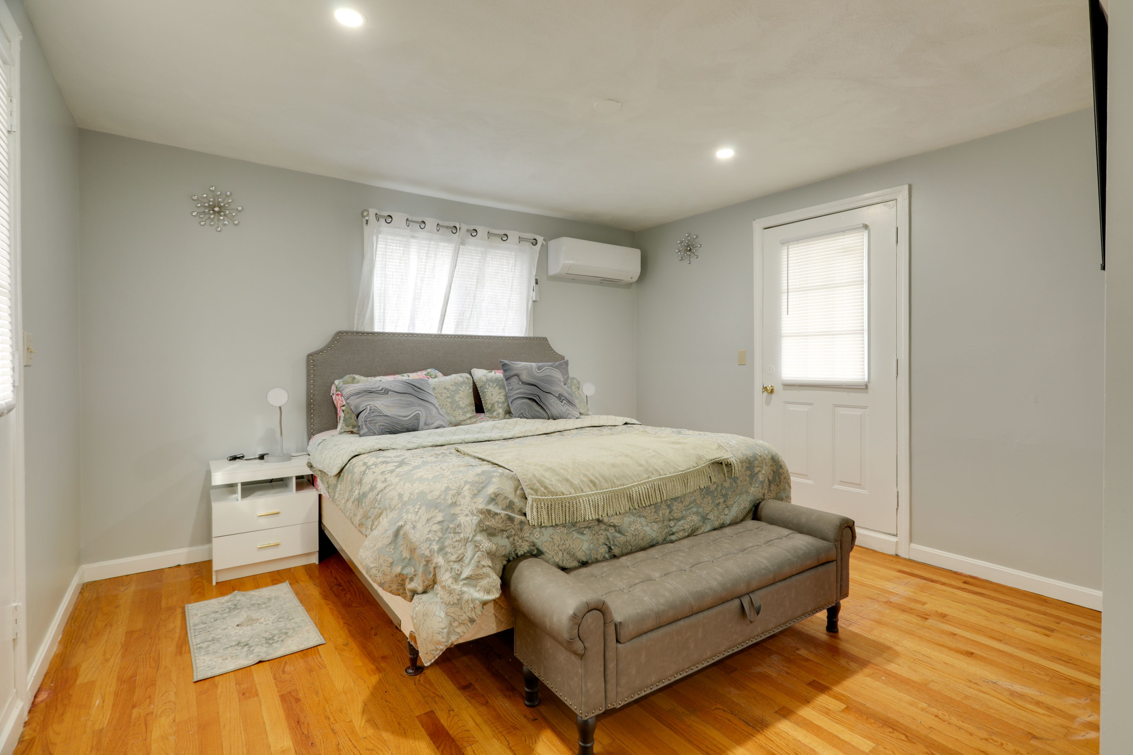 Bedroom | Queen Bed | Smart TV