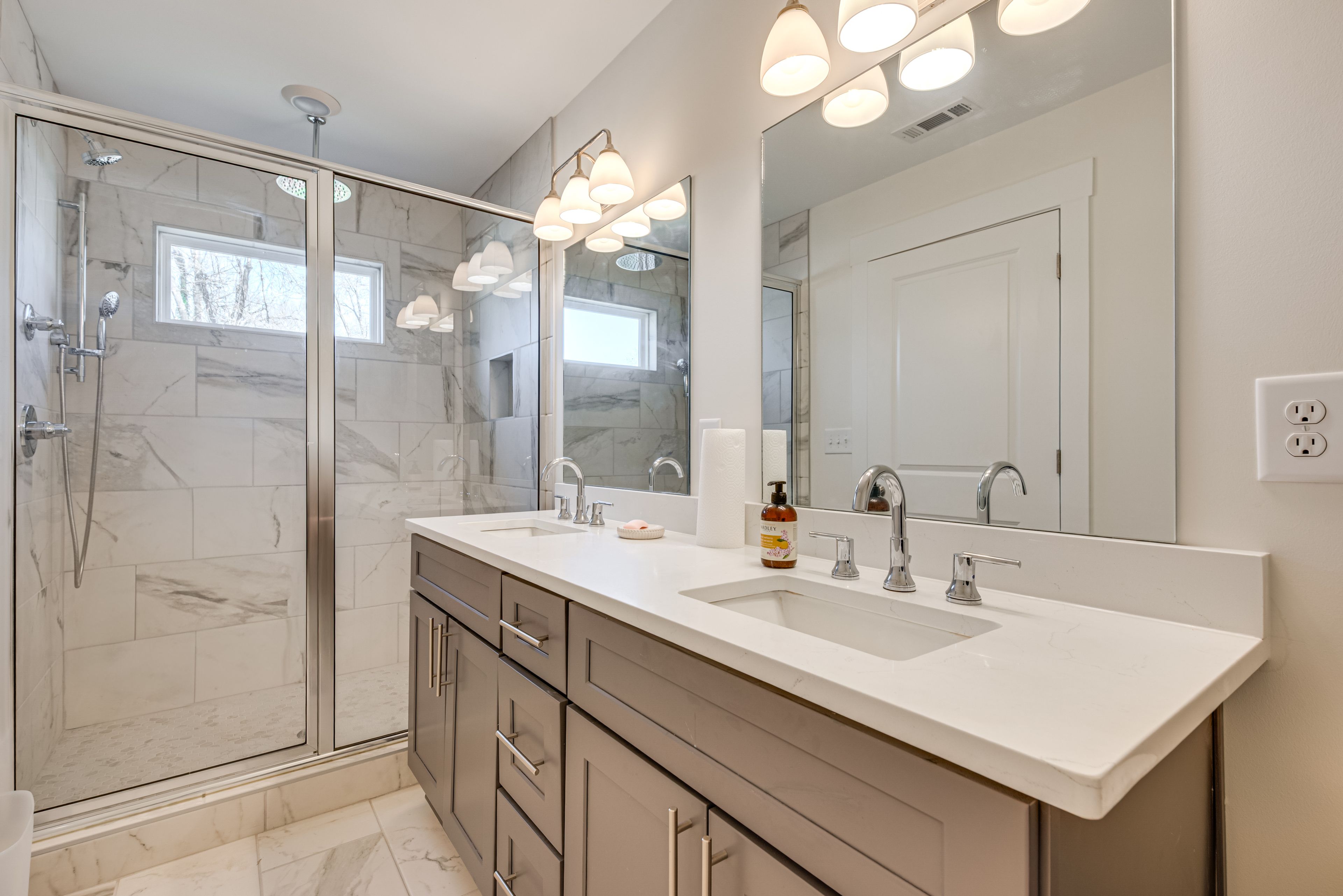 Full Bathroom | 2nd Floor