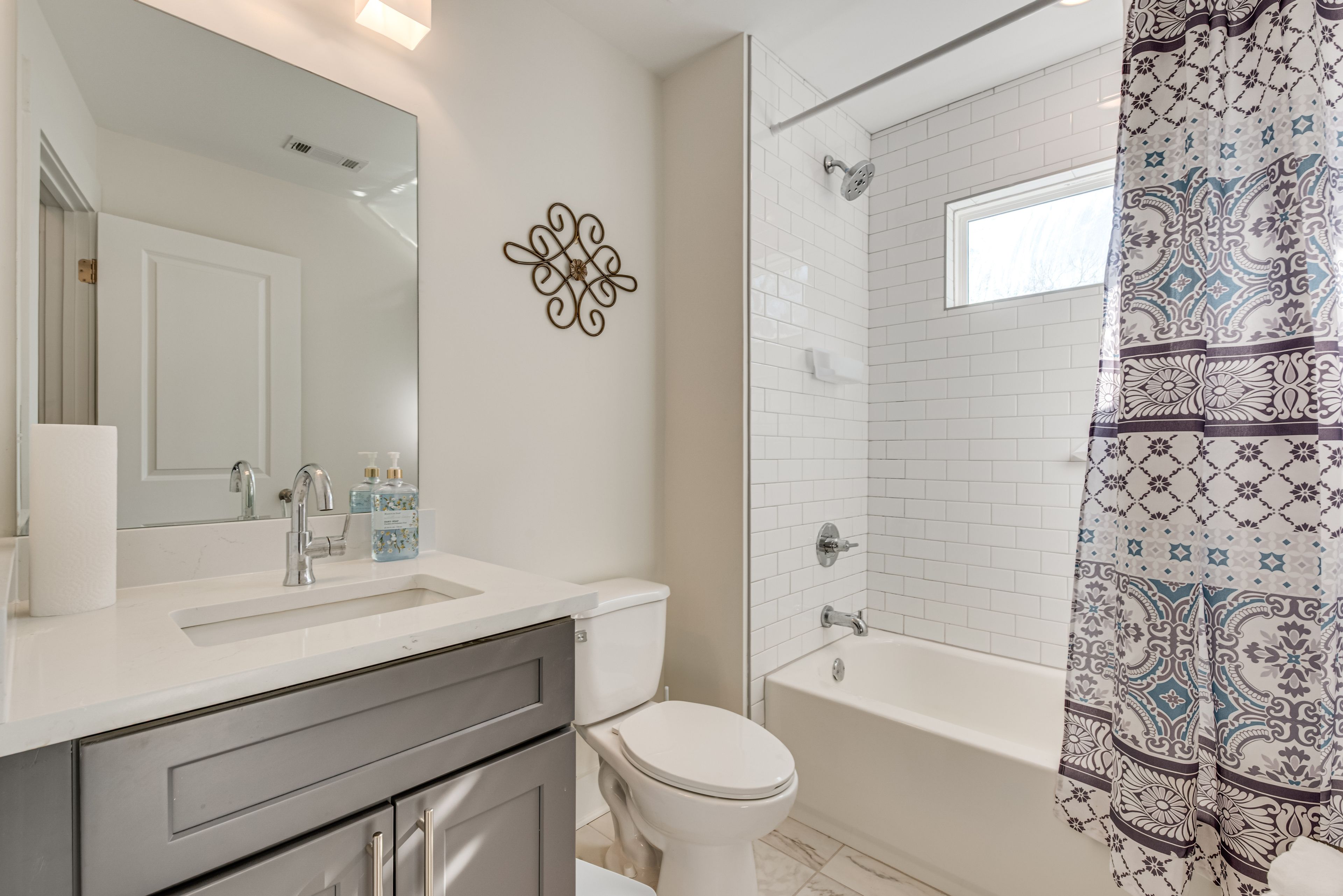 Full Bathroom | 2nd Floor