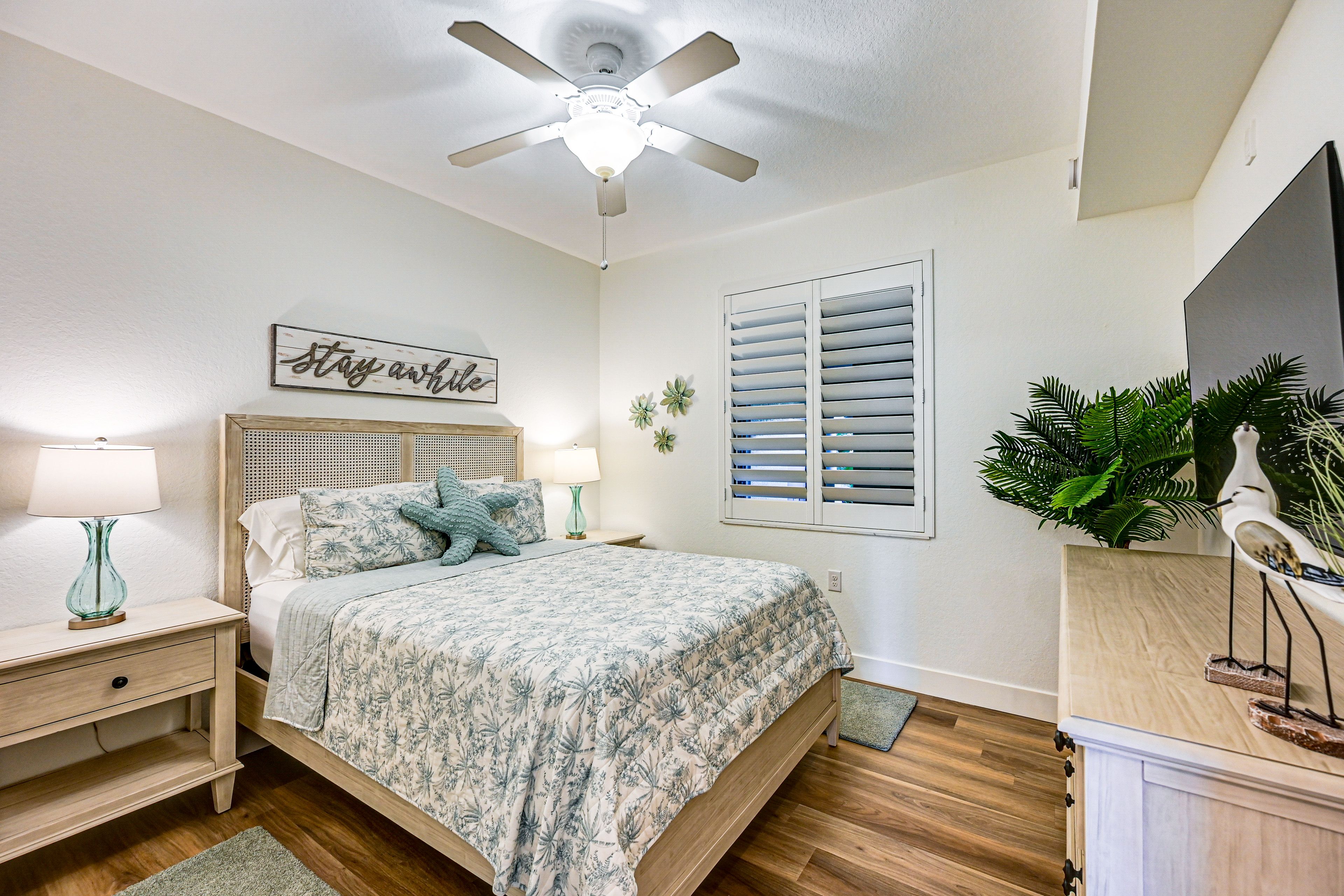 Bedroom 2 | Queen Bed | Smart TV