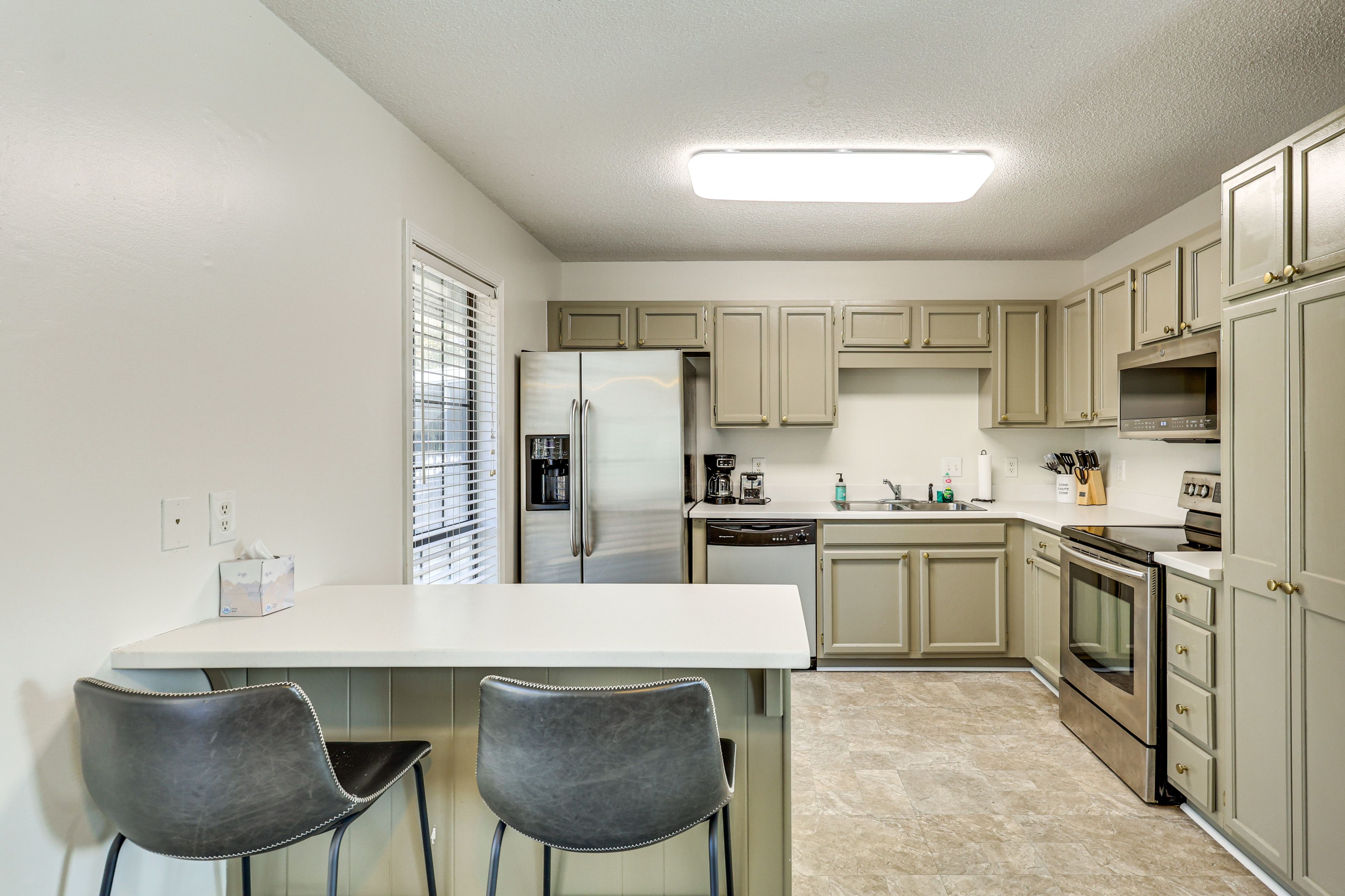 Kitchen | Cooking Basics | Breakfast Bar | Stove/Oven