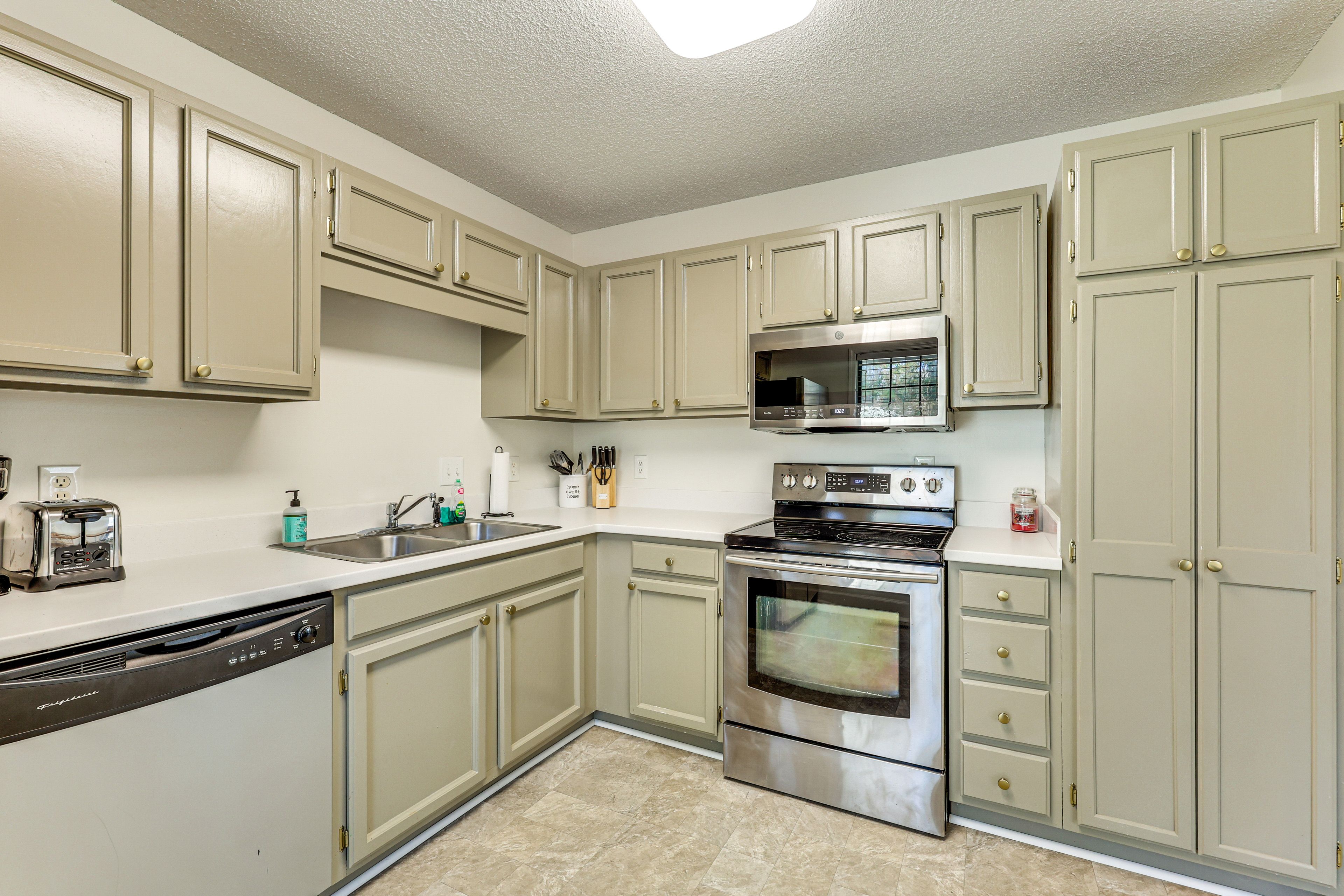 Kitchen | Dishwasher | Refrigerator