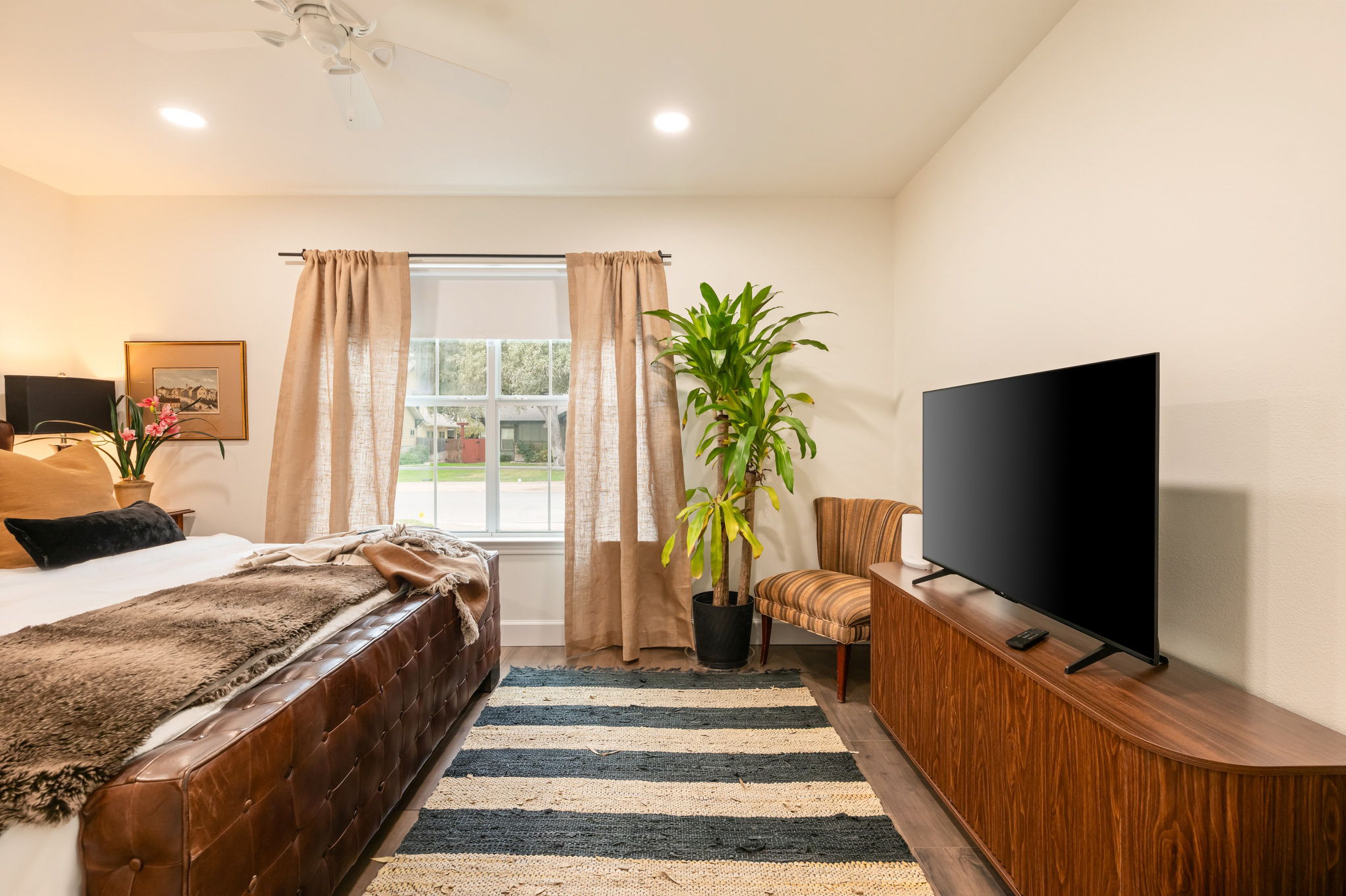 Bedroom 1 | King Bed | Smart TV | Linens Provided