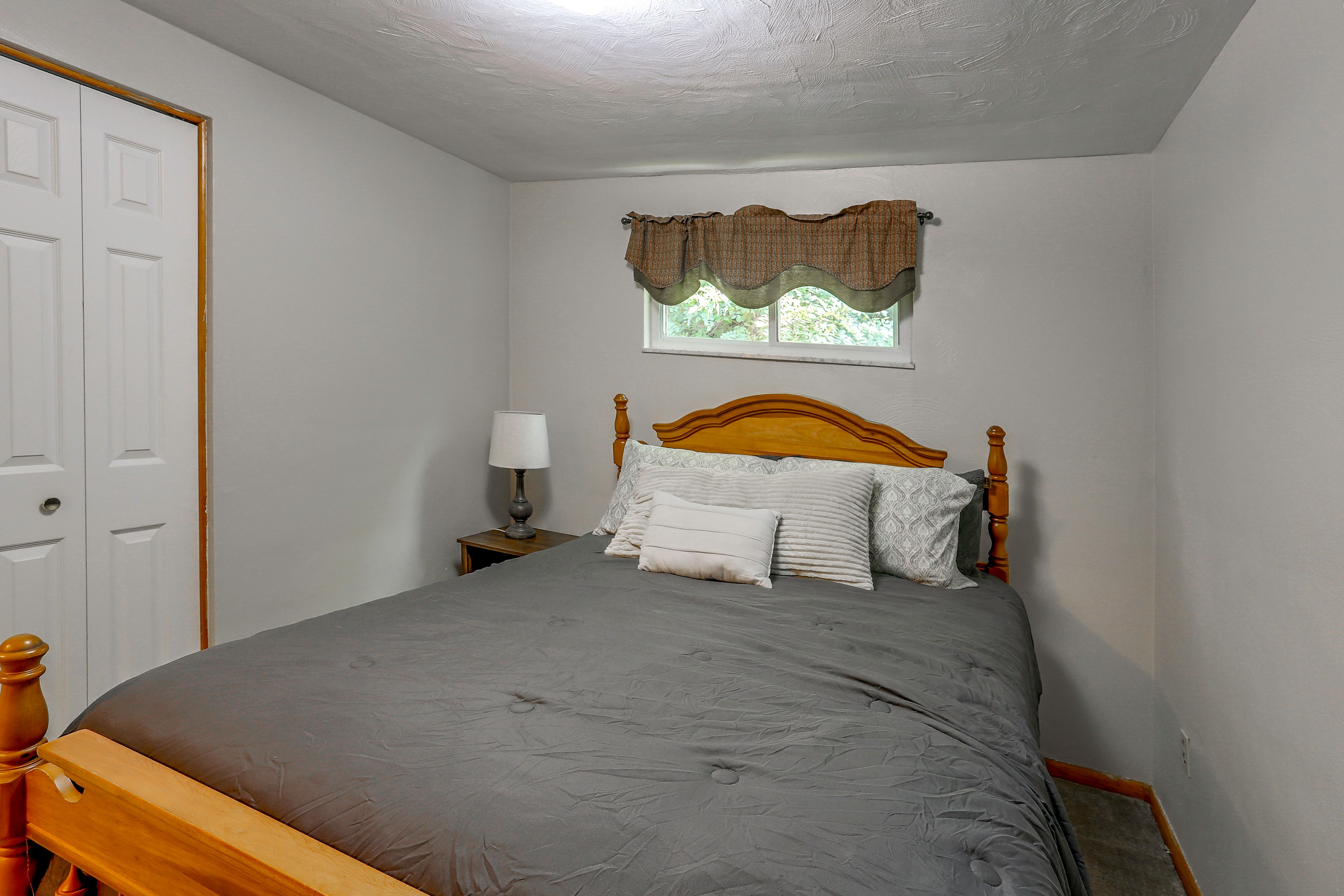 Bedroom 1 | Queen Bed | 1st Floor