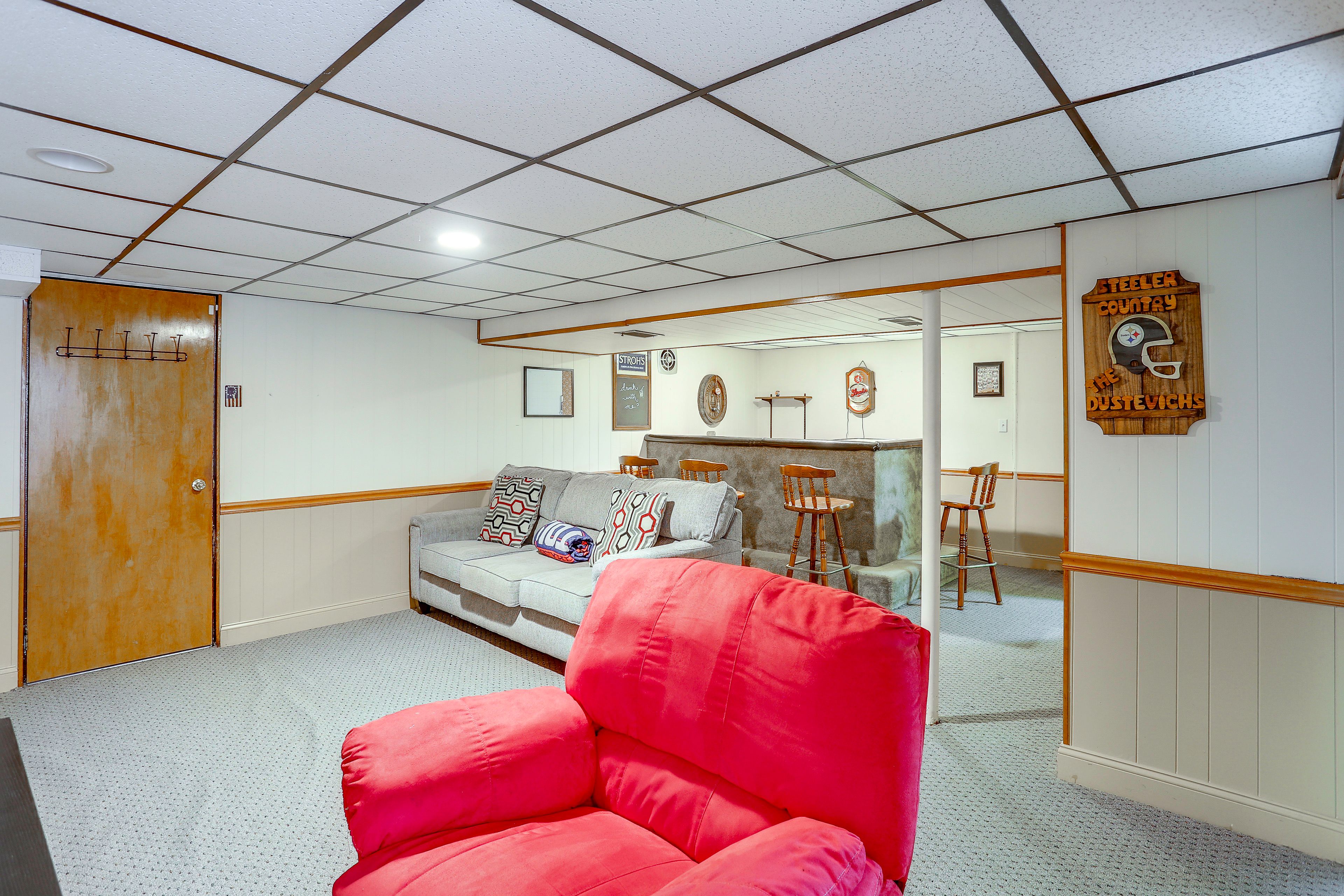 Pittsburgh Vacation Rental | 3BR | 2.5BA | 988 Sq Ft | 8 Steps to Enter