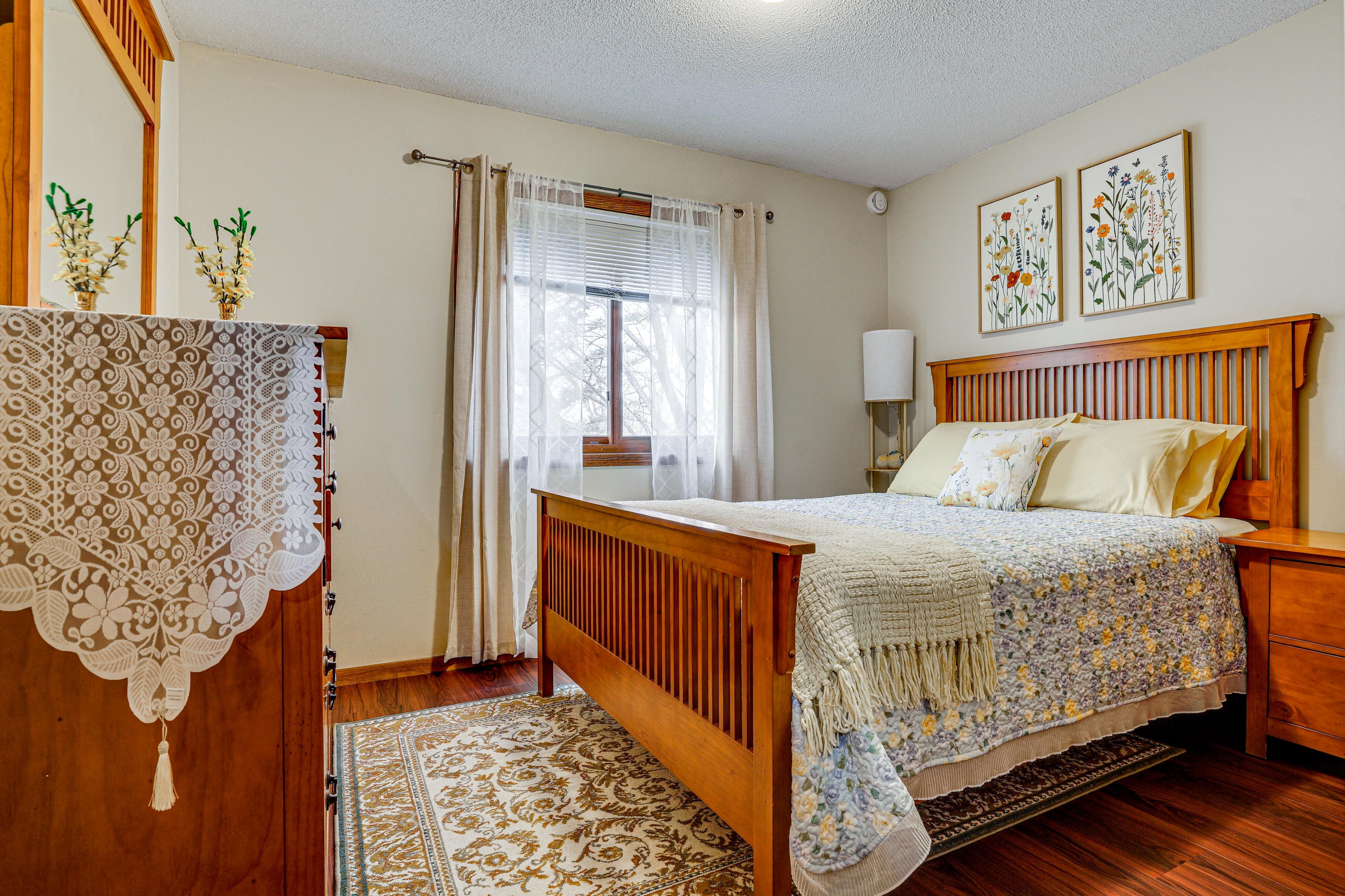 Bedroom 2 | Queen Bed | Upper Level