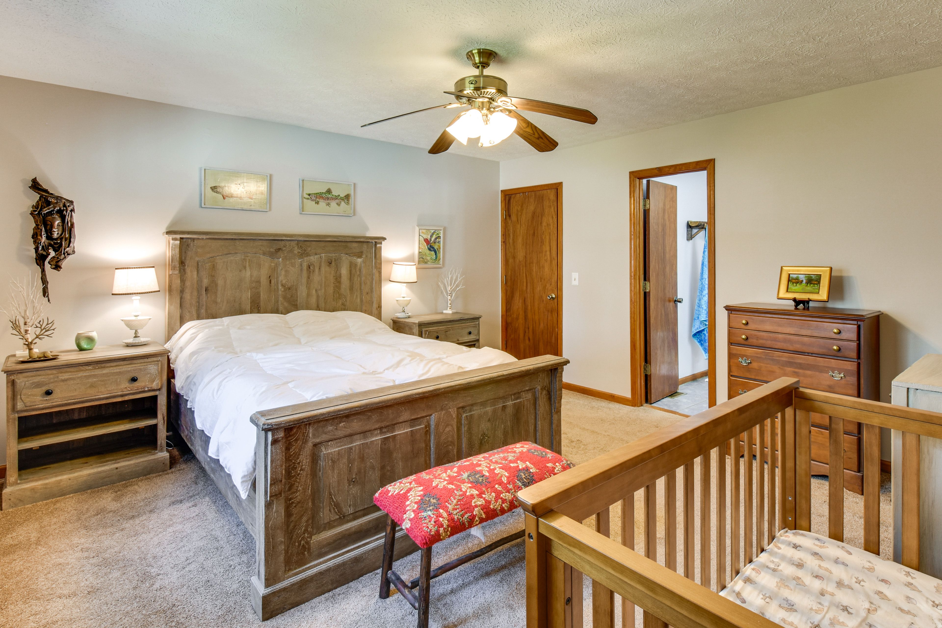 Bedroom 1 | 1st Floor | Queen Bed | Crib