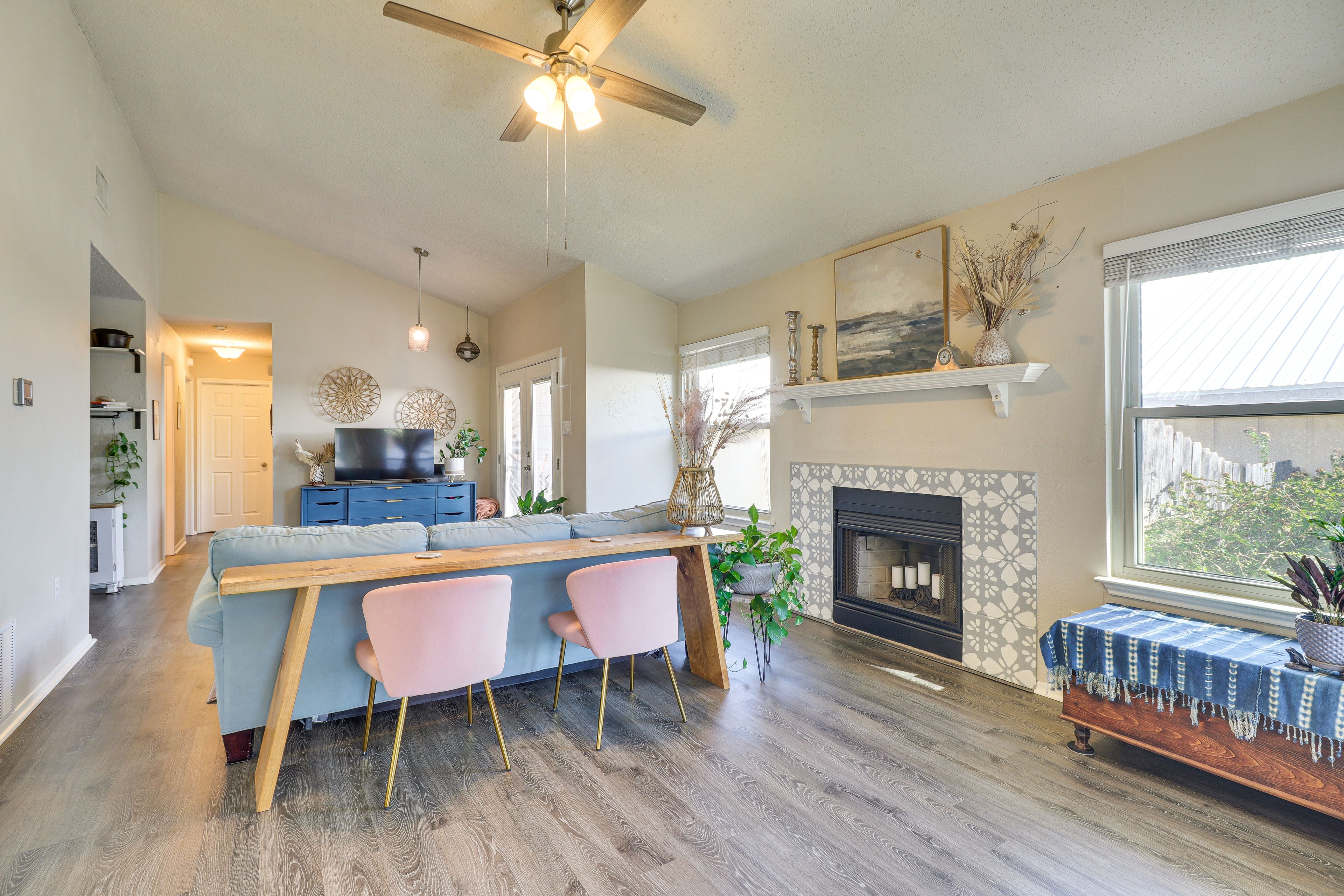 Living Room | Smart TV | Pub Table w/ Seating