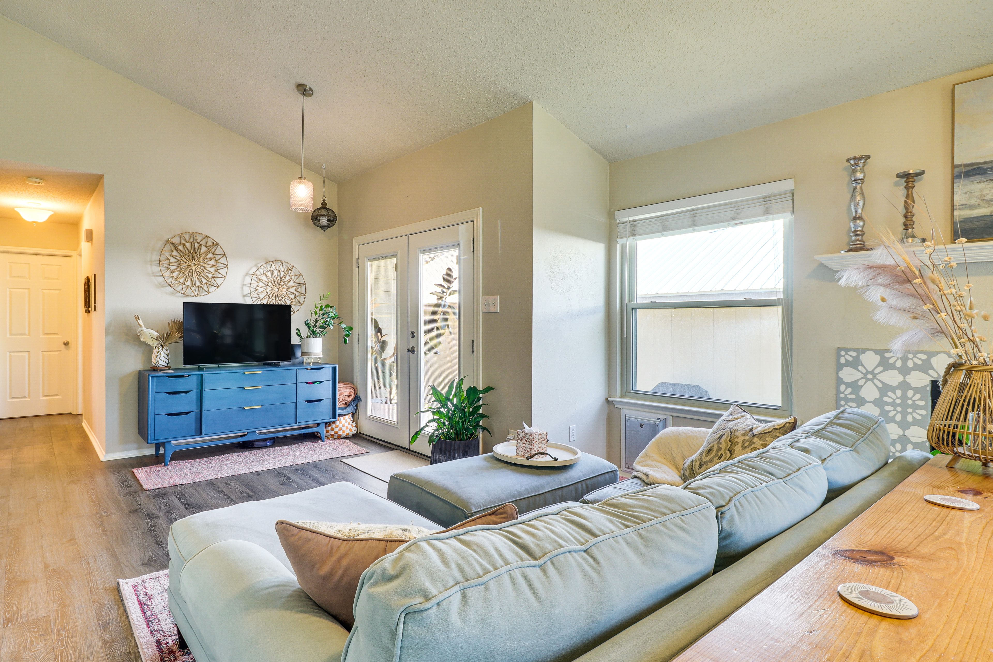 Austin Vacation Rental | 2BR | 1BA | 1,000 Sq Ft | 1 Small Step to Enter