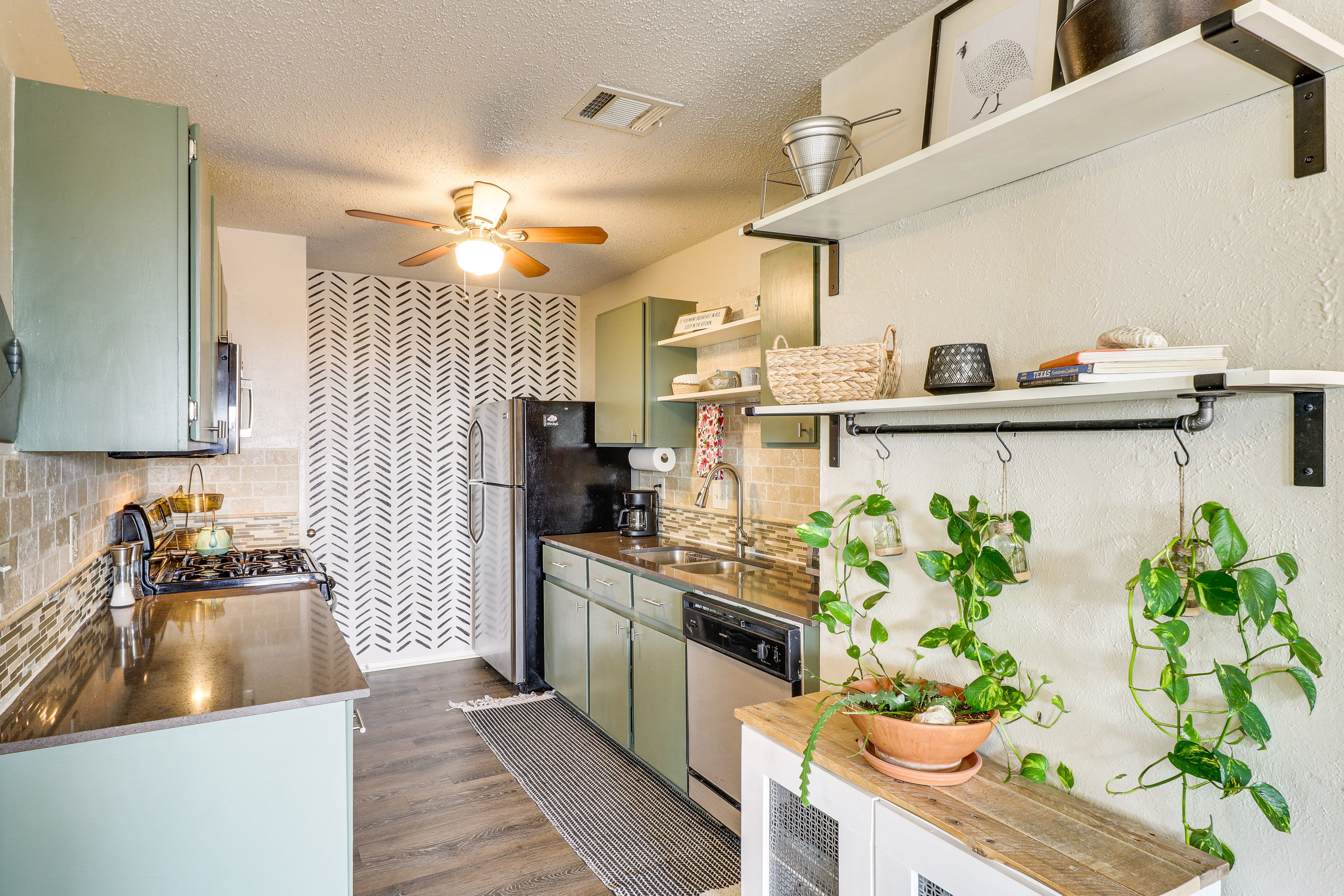 Kitchen | Free WiFi | Central Heat & A/C